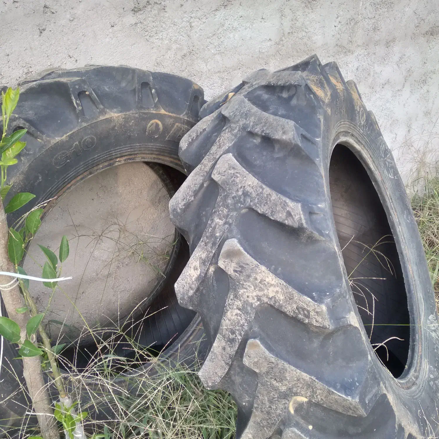 دو جفت لاستیک عقب و جلو تراکتور فرگوسن|ماشین‌آلات صنعتی|ضیابر, |دیوار