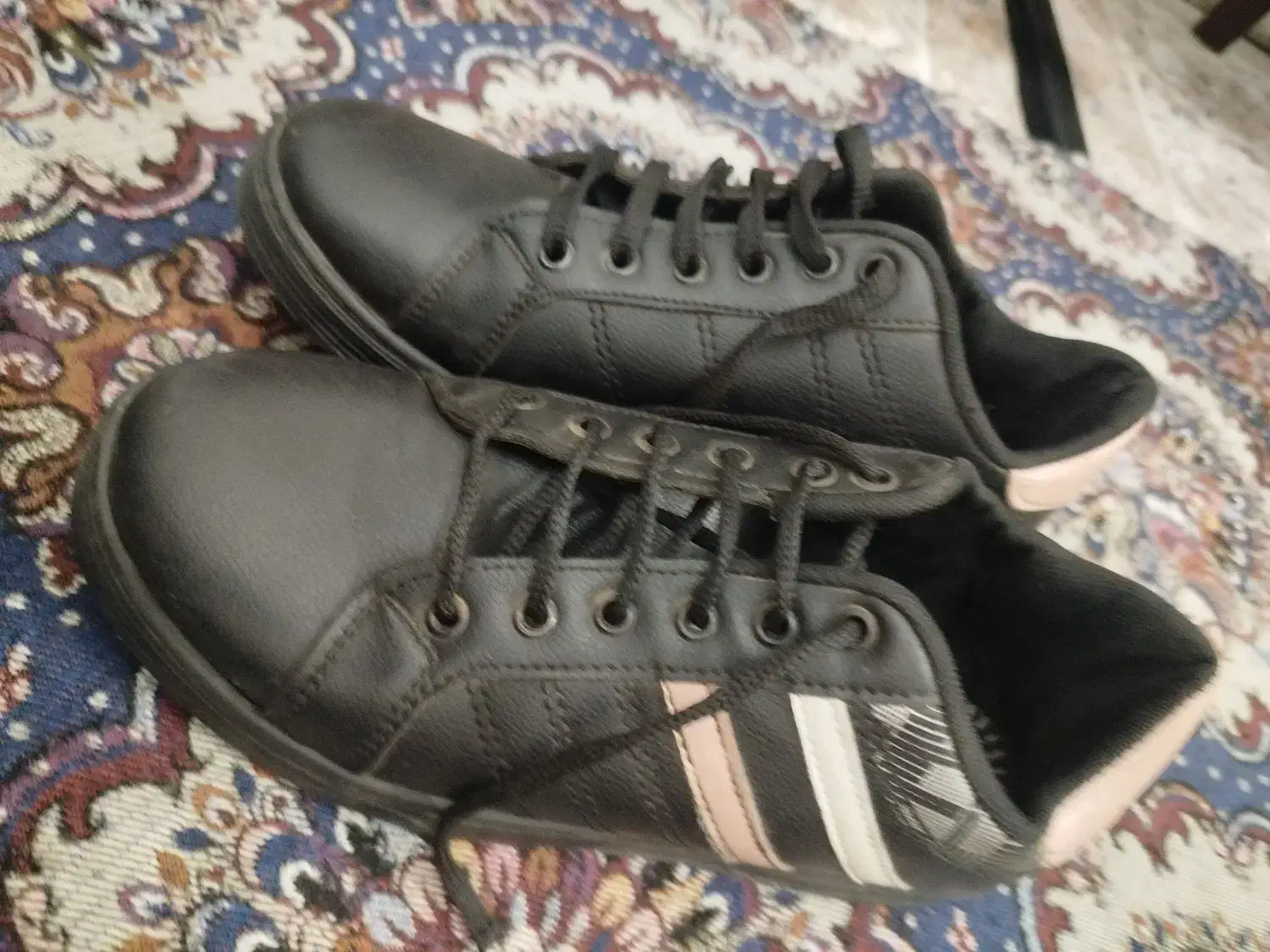 کتونی دخترانه|کیف، کفش، کمربند|رباط‌کریم, رباط‌کریم|دیوار