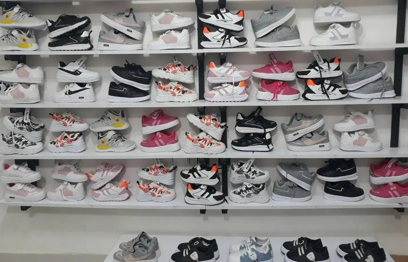 حراج کتونی بچگونه ،بعلت جمع کردن سایزای بچگونه|کفش و لباس بچه|گنبد کاووس, |دیوار