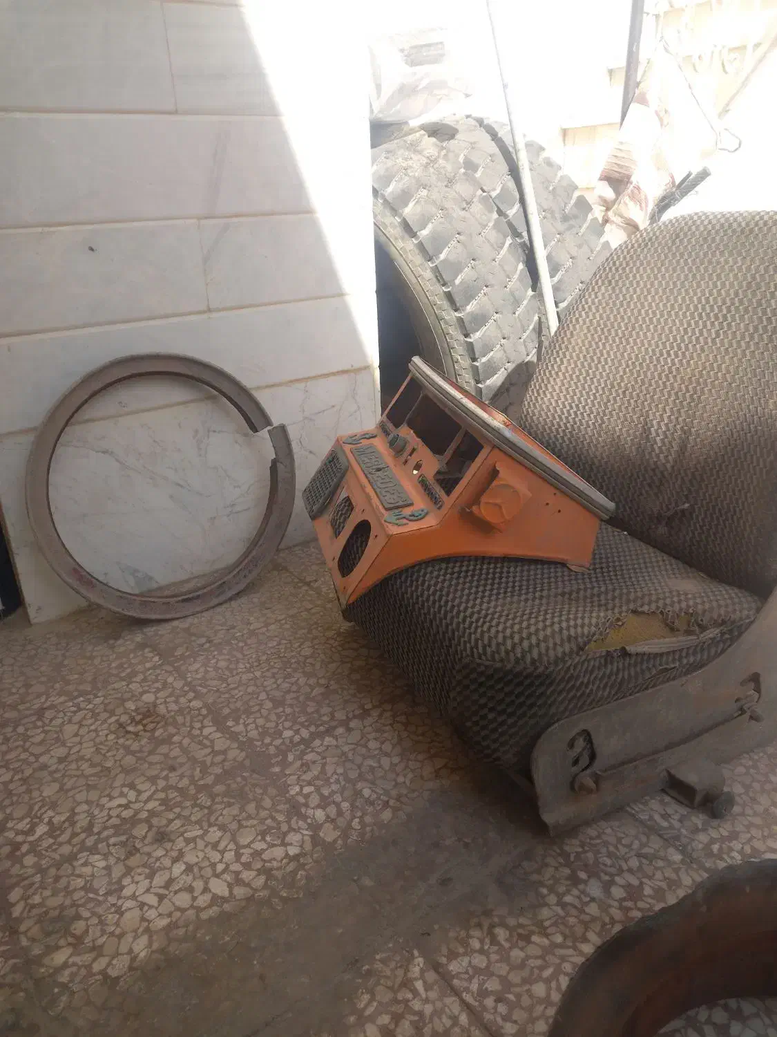 یک عدد صندلی خاور سالم.وتعدادی بچه رینگ وتیوپ|قطعات یدکی و لوازم جانبی|قم, نیروگاه|دیوار