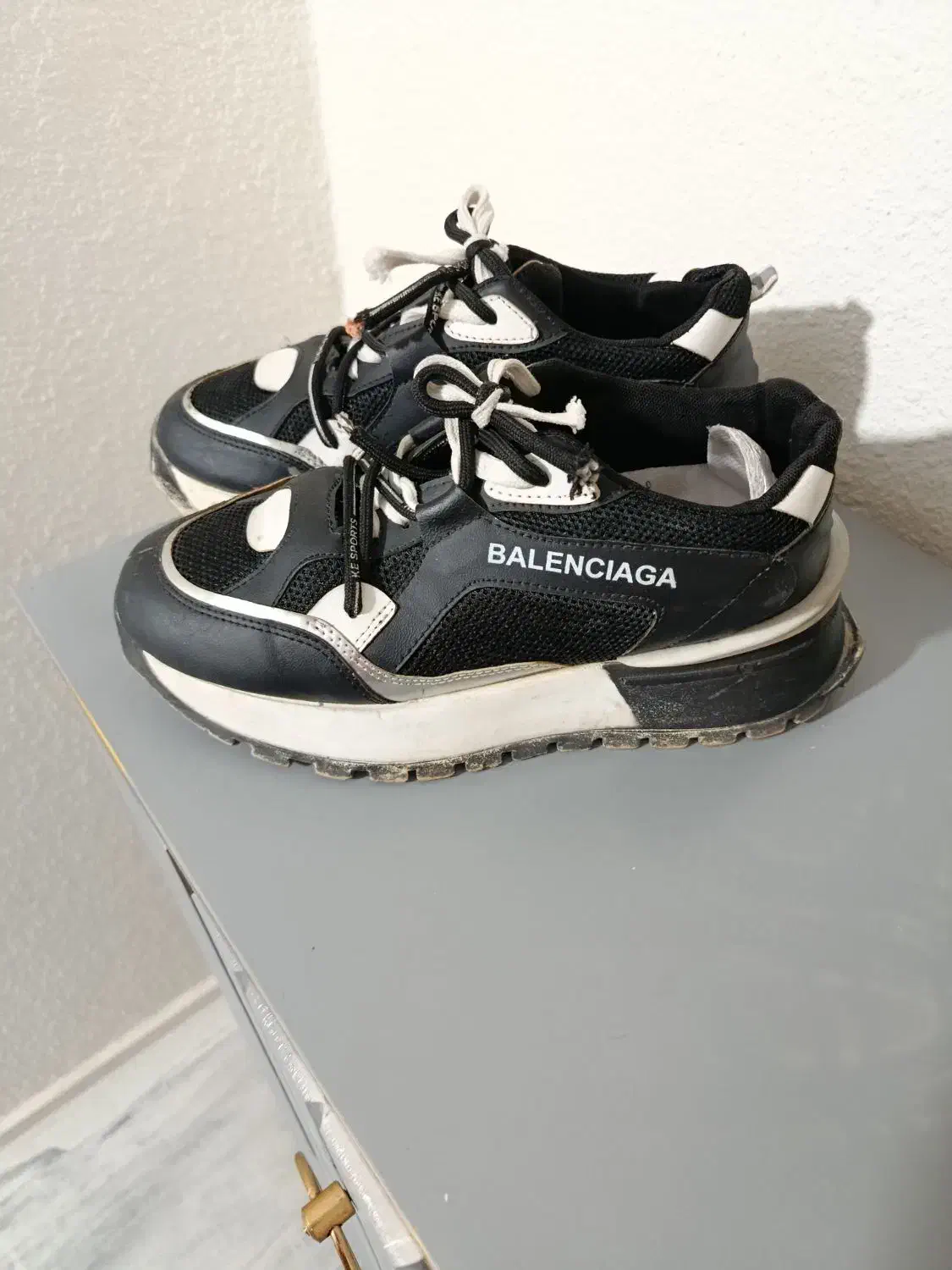 دو جفت کتونی|کیف، کفش، کمربند|اندیشه, اندیشه فاز ۲|دیوار