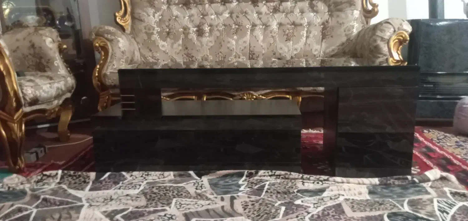 یک عدد میز تلویزیون دو تیکه داری سه عدد کشو درحد|میز تلویزیون|اهر, |دیوار