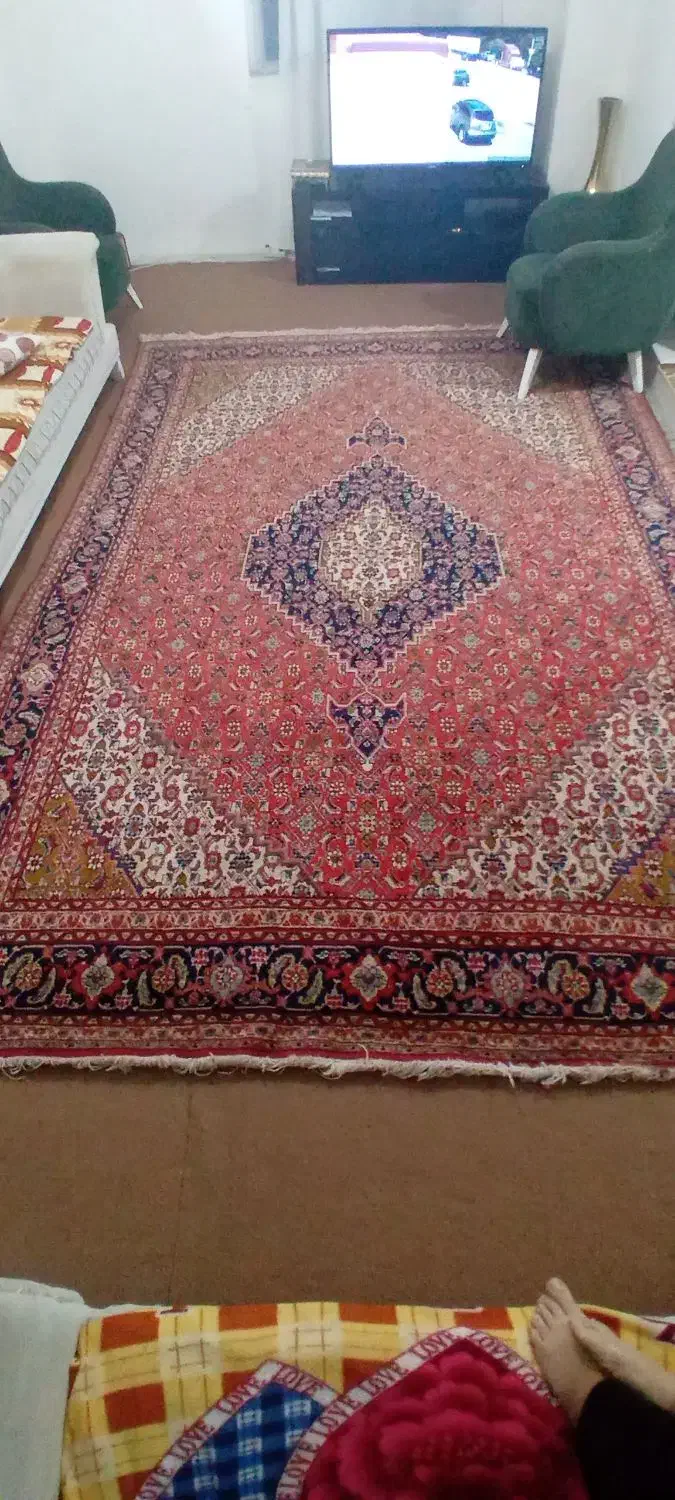 فرش دست بافت پشم فقط یه پاره گی جزئ دارد|فرش|خوی, |دیوار