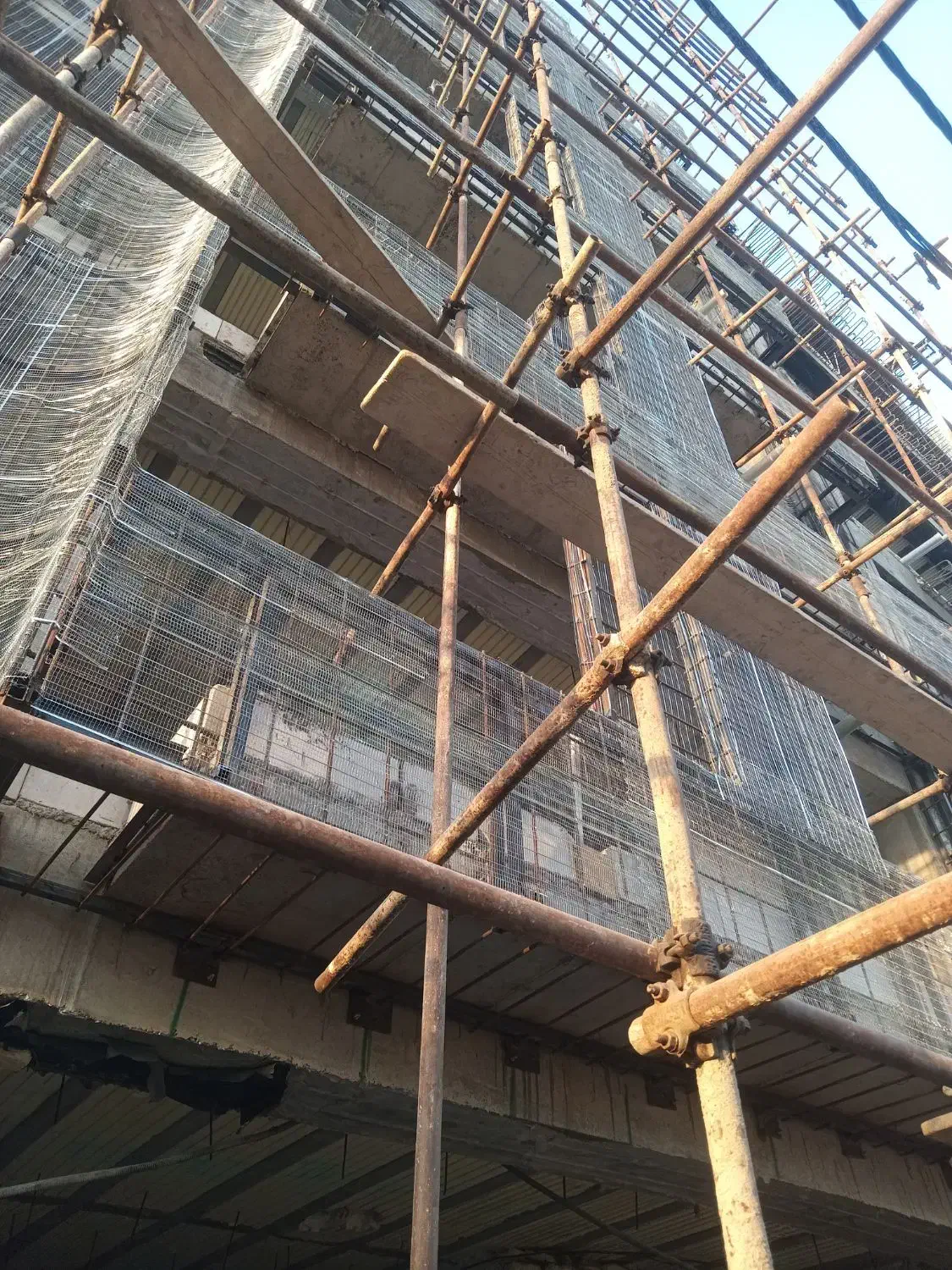 جوشکار والپست/شاسی کشی  نما/ در ارتفاع برشکاری|خدمات پیشه و مهارت|دزفول, |دیوار