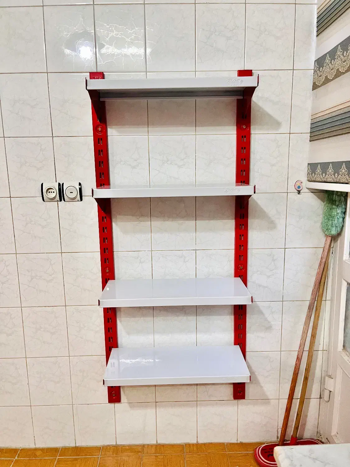 شلف قفسه|کتابخانه، شلف، قفسه‌های دیواری|قم, امامزاده ابراهیم|دیوار