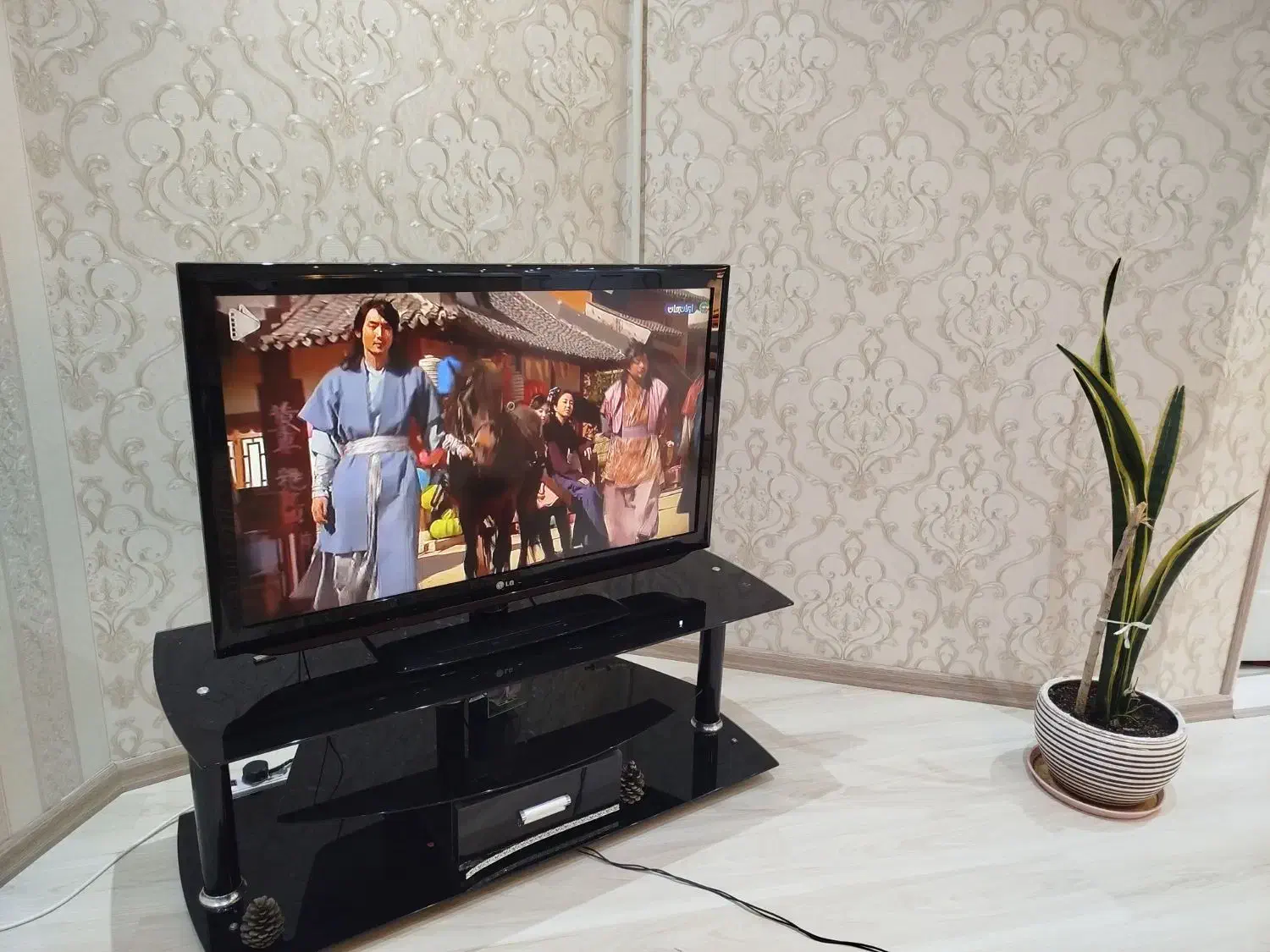 تلویزیون ۴۰ اینج ال جی همراه با میزش|تلویزیون و پروژکتور|اردبیل, |دیوار