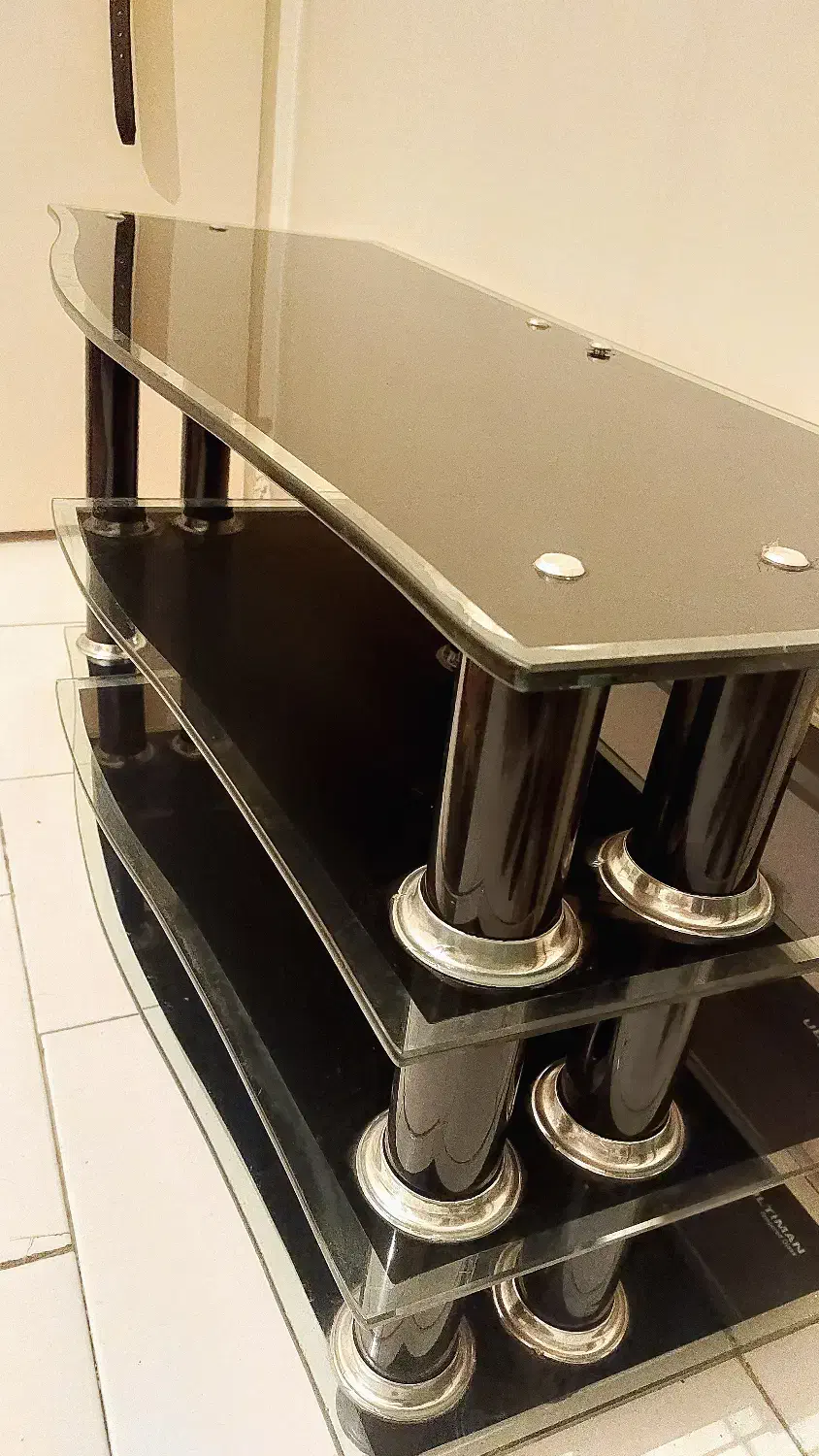 میز تلویزیون شیشه ای بسیار تمیز و شیک|میز تلویزیون|تهران, شهرک هما|دیوار