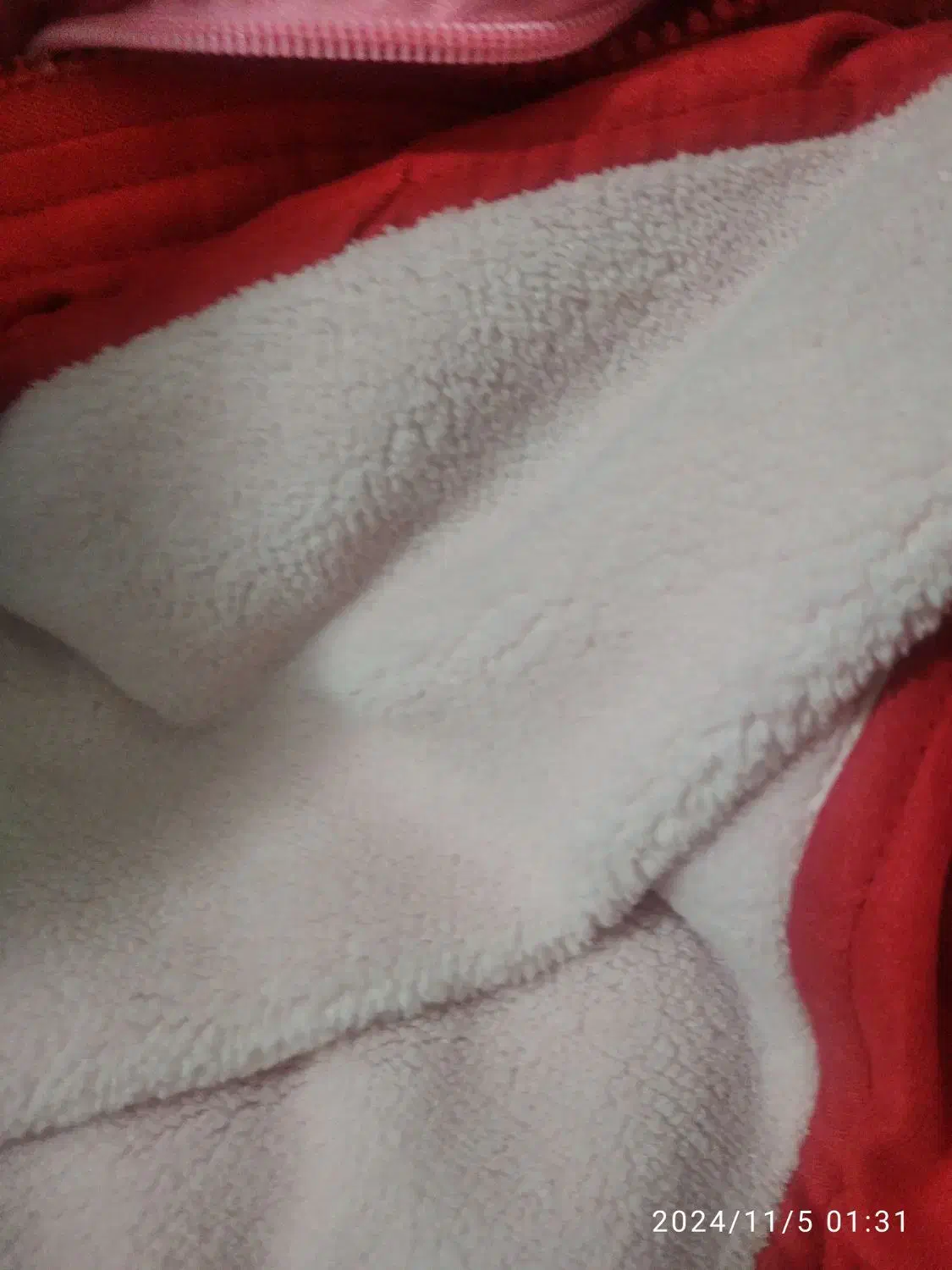 کاپشن داخلش ببعی زمستانی رنگ قرمز گوجه ای|لباس|اصفهان, خانه اصفهان|دیوار
