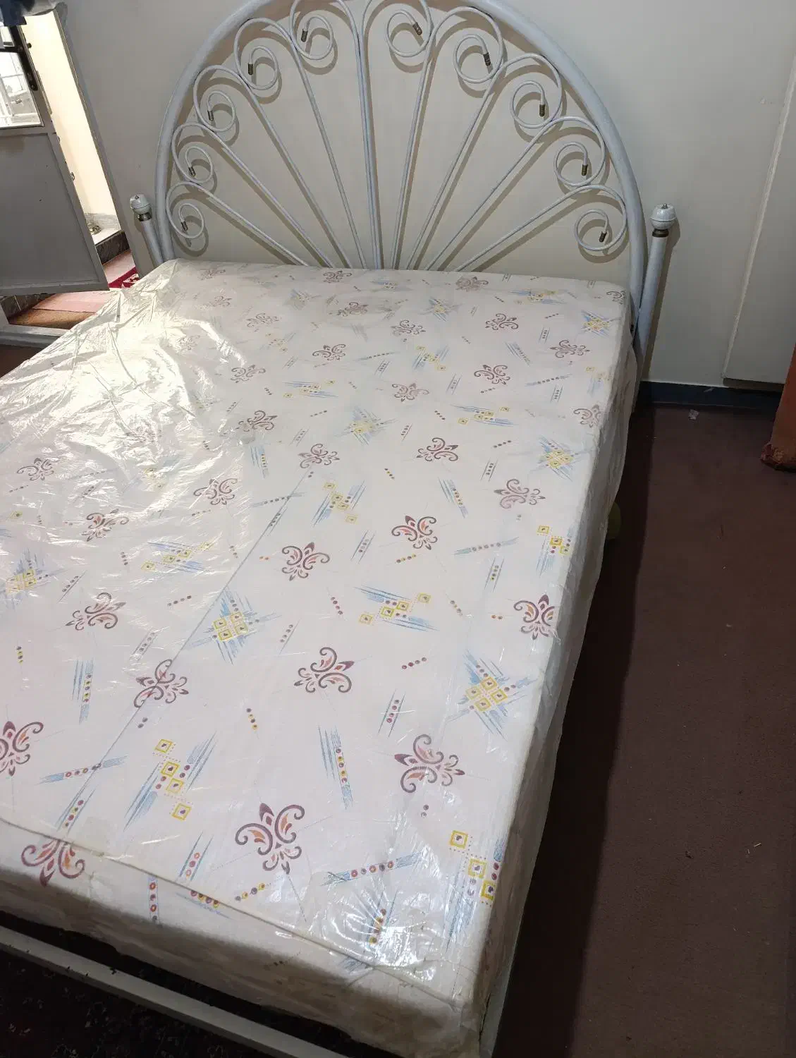 تخت خواب دونفره فلزی فرفوژه|تخت و سرویس خواب|همدان, |دیوار