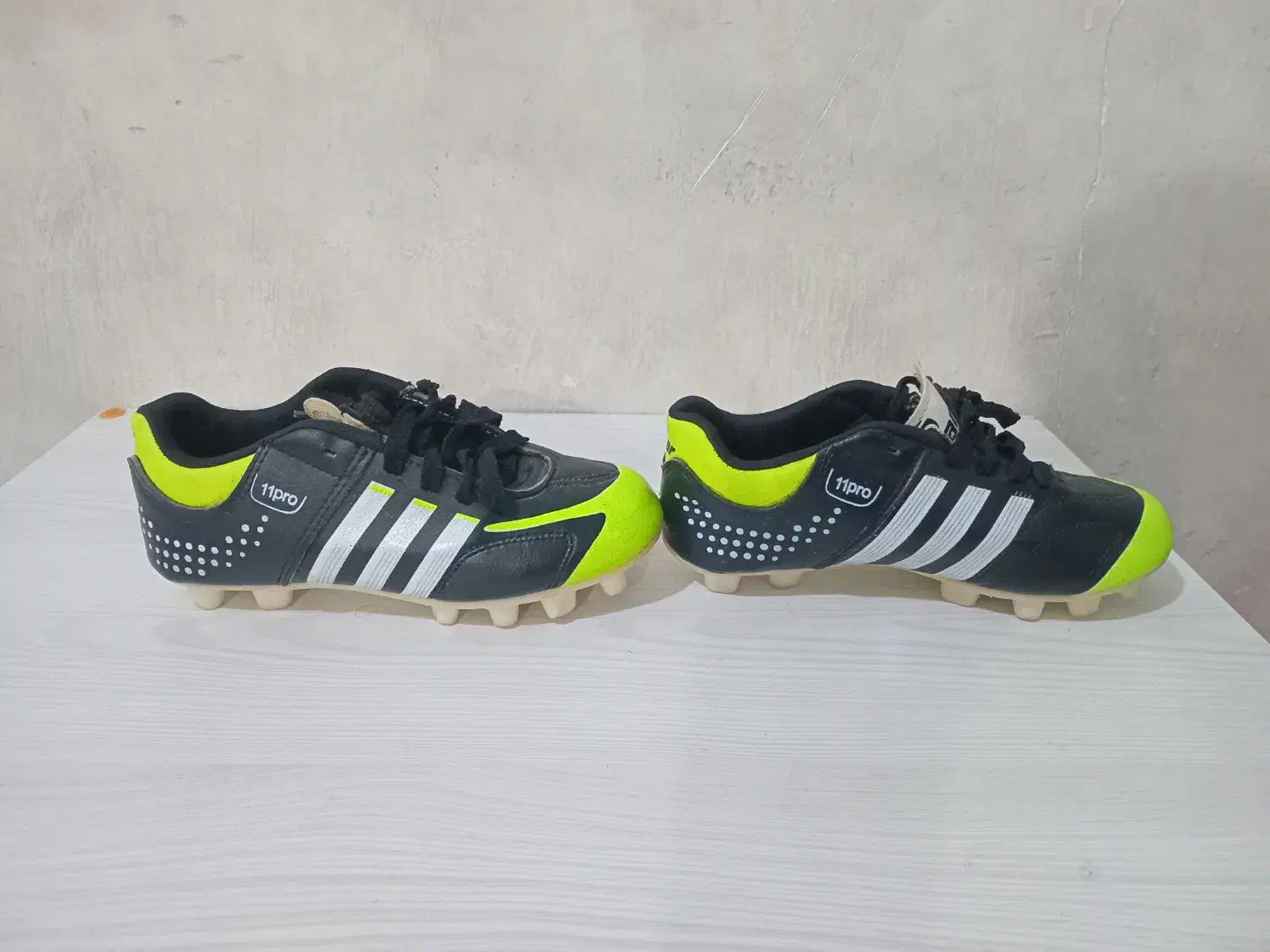 کفش فوتبالی|کیف، کفش، کمربند|صحنه, |دیوار