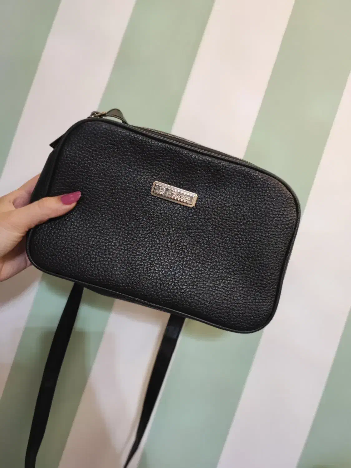 کیف مشکی|کیف، کفش، کمربند|رشت, منظریه|دیوار