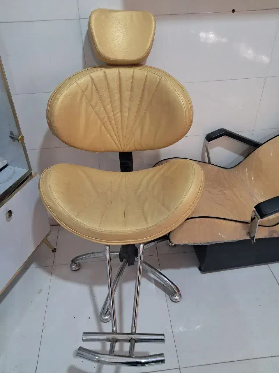 صندلی طلایی|صندلی و نیمکت|قم, قلعه کامکار|دیوار