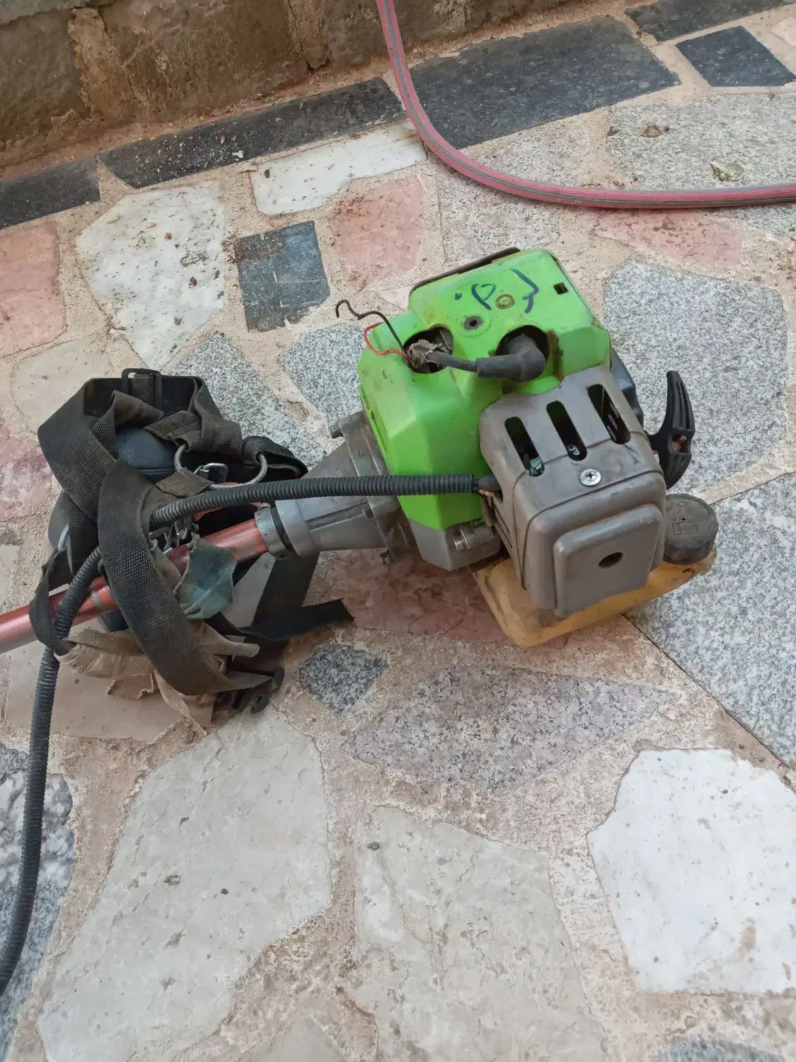 علف زن|ابزارآلات|سبزوار, قدس|دیوار