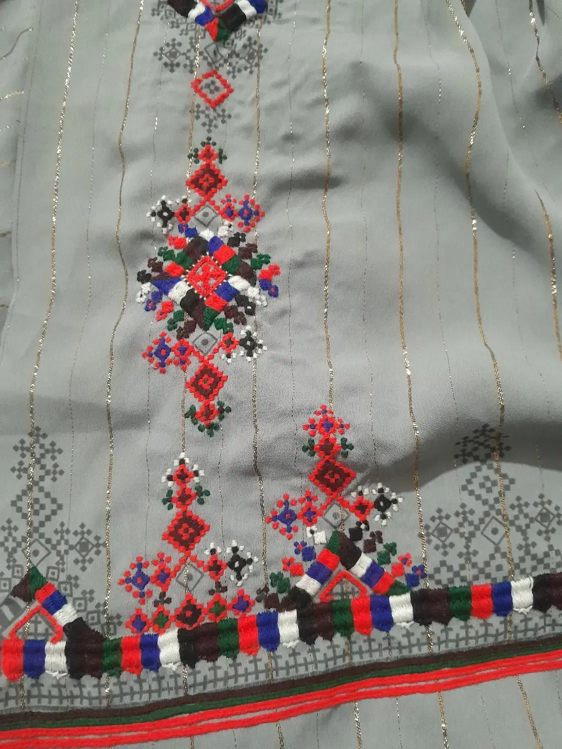 لباس دست دوز|لباس|کنارک, |دیوار