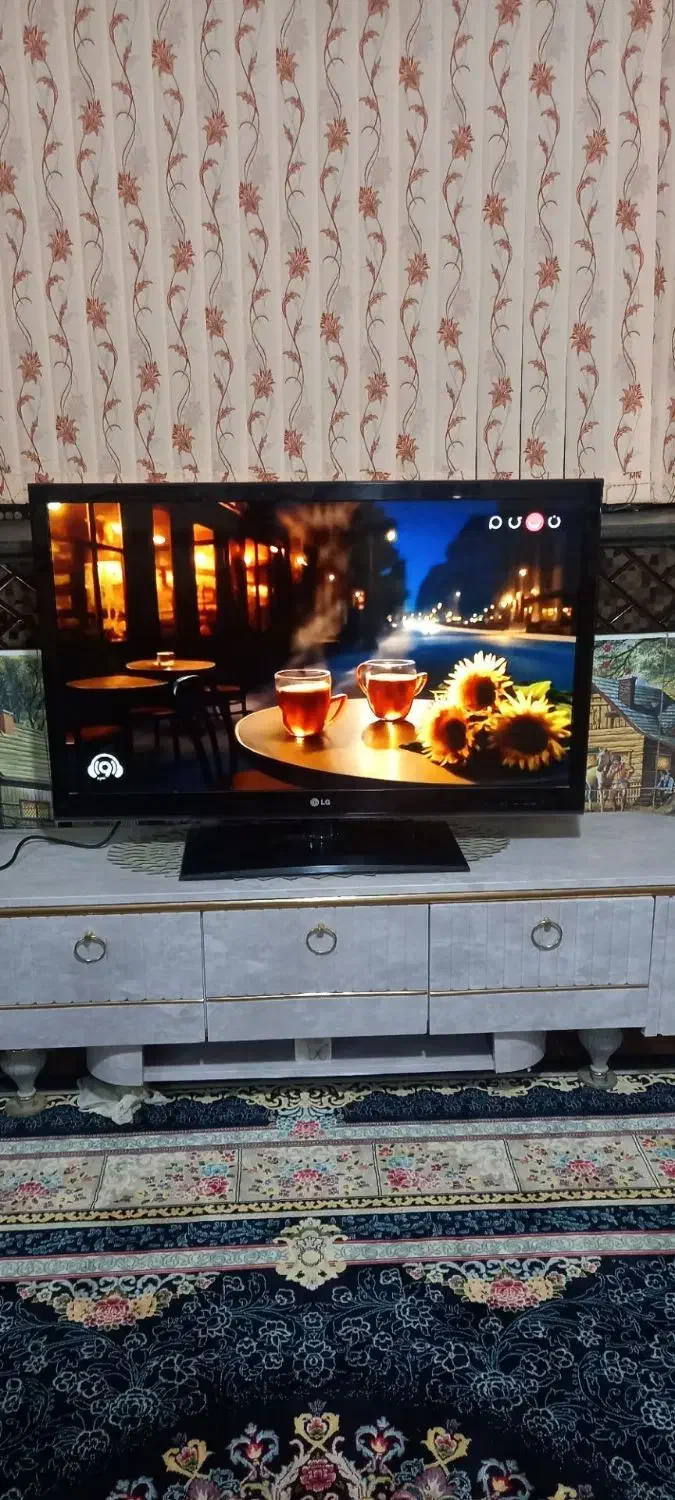 تلویزیون ۴۲|تلویزیون و پروژکتور|صحنه, |دیوار