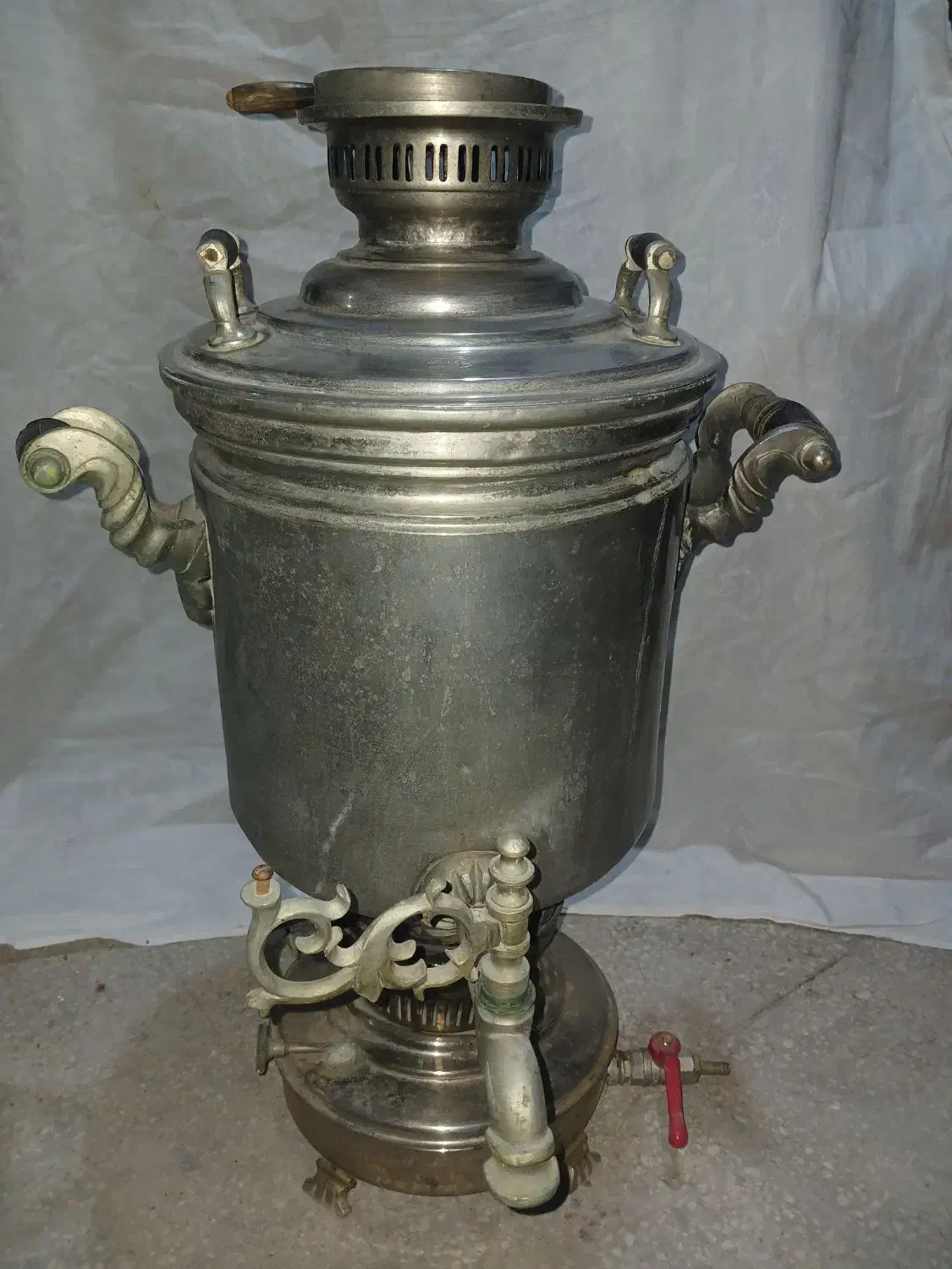 سماور قدیمی بزرگ|سماور، چای‌ساز، قهوه‌ساز|یزد, |دیوار