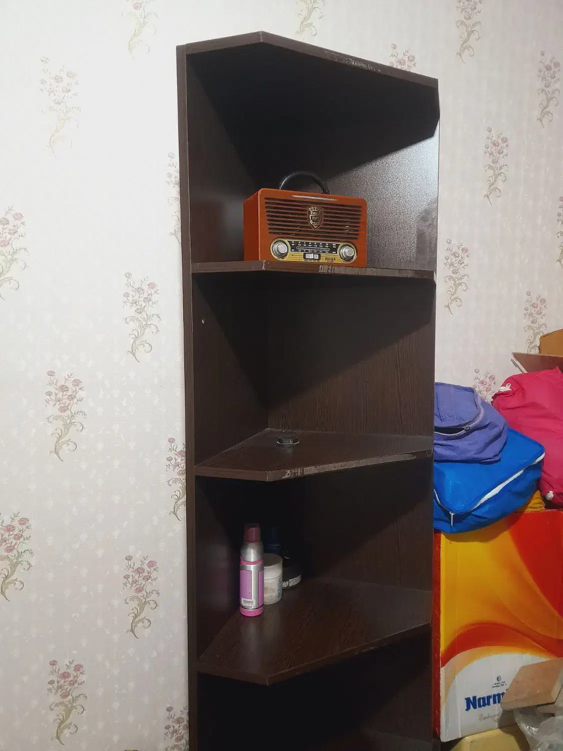 کتابخانه.|کتابخانه، شلف، قفسه‌های دیواری|آبیک, |دیوار