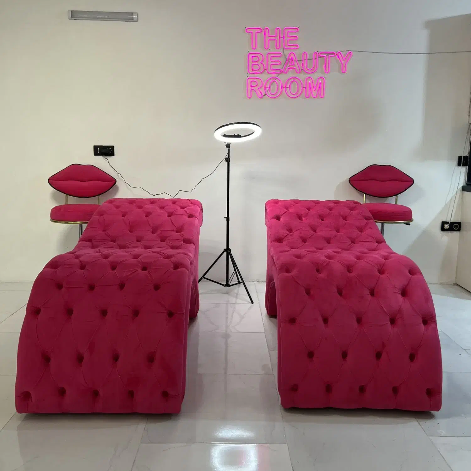 تخت مژه صندلی مدل لب|آرایشگاه و سالن‌های زیبایی|مشهد, ایثار|دیوار
