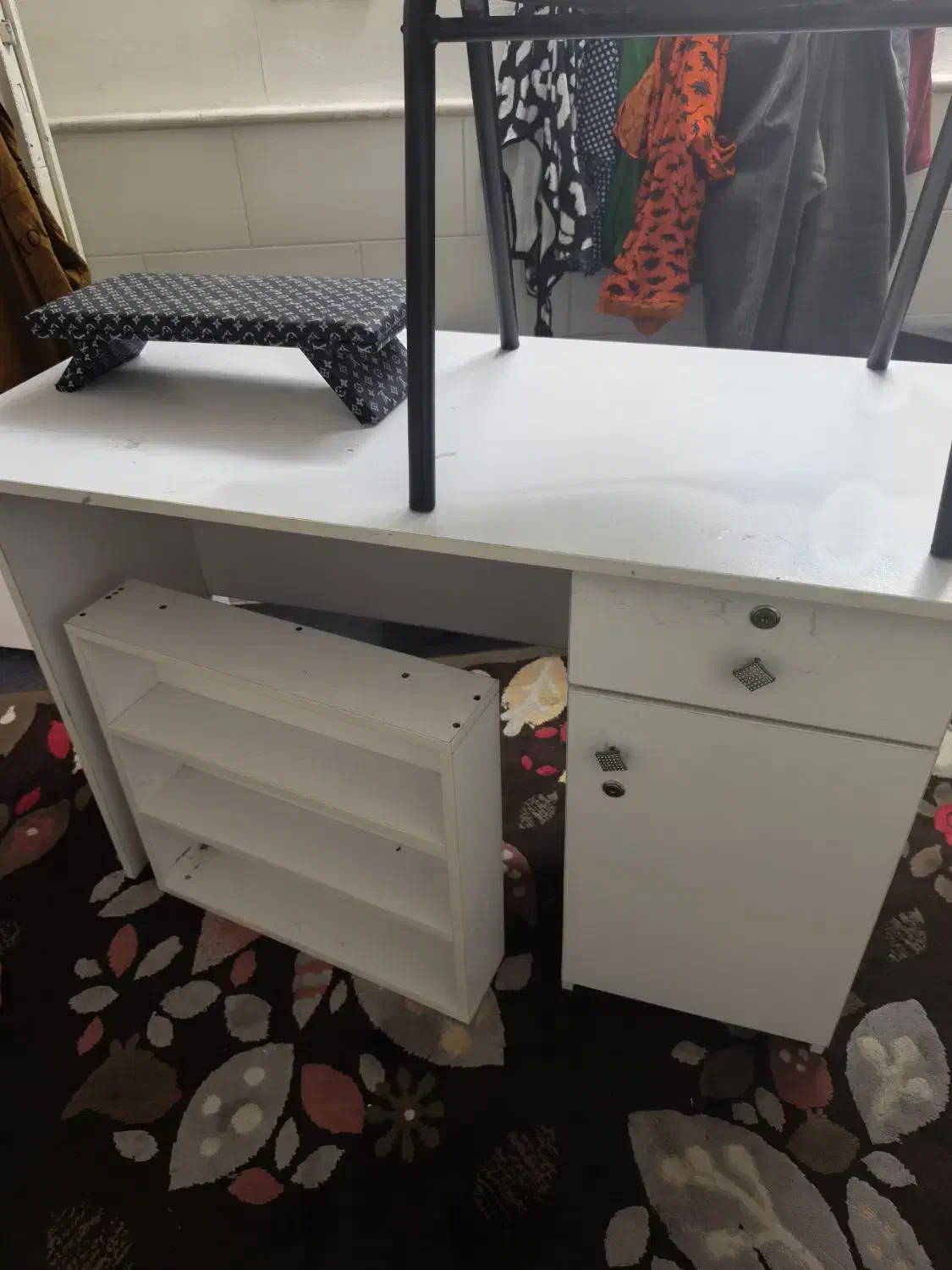 میز کاشت ناخن|آرایشگاه و سالن‌های زیبایی|قم, دروازه چوبی|دیوار