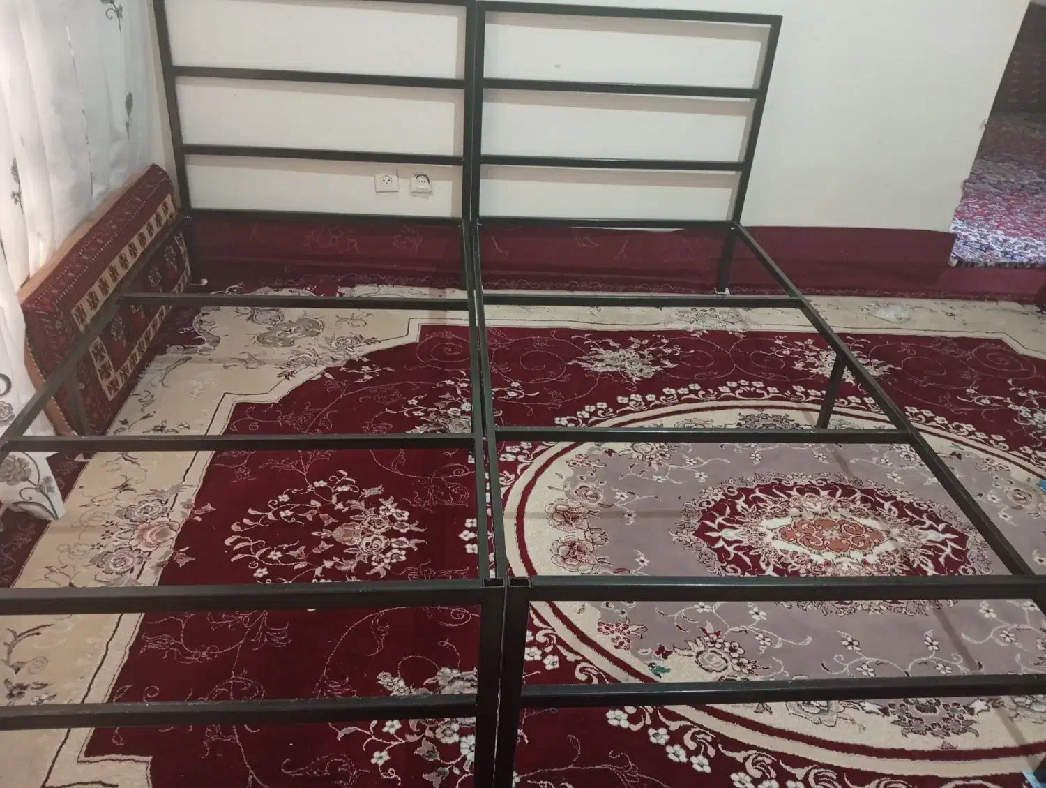 تخت آهنی،یک نفره دوعدد،عرض1مترقد2متر|تخت و سرویس خواب|تربت‌حیدریه, باغ سلطانی|دیوار