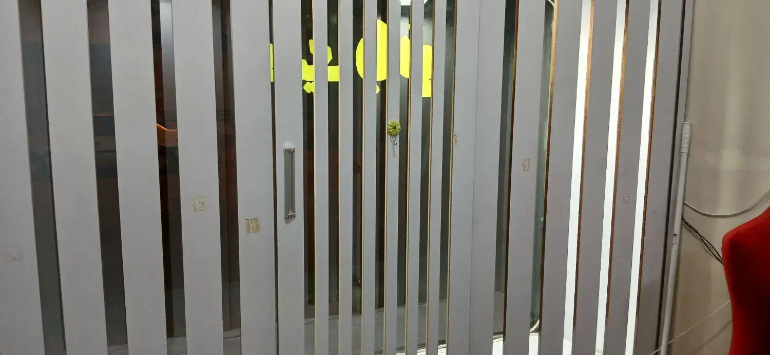 ویترین مغازه لباس و میز|فروشگاه و مغازه|صوفیان, |دیوار