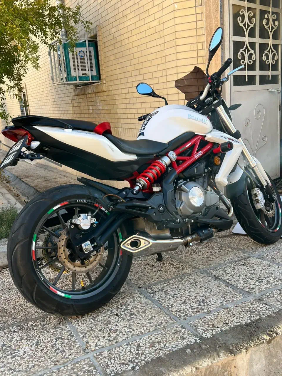 بنلی|موتورسیکلت|شیراز, میرزاکوچک خان|دیوار