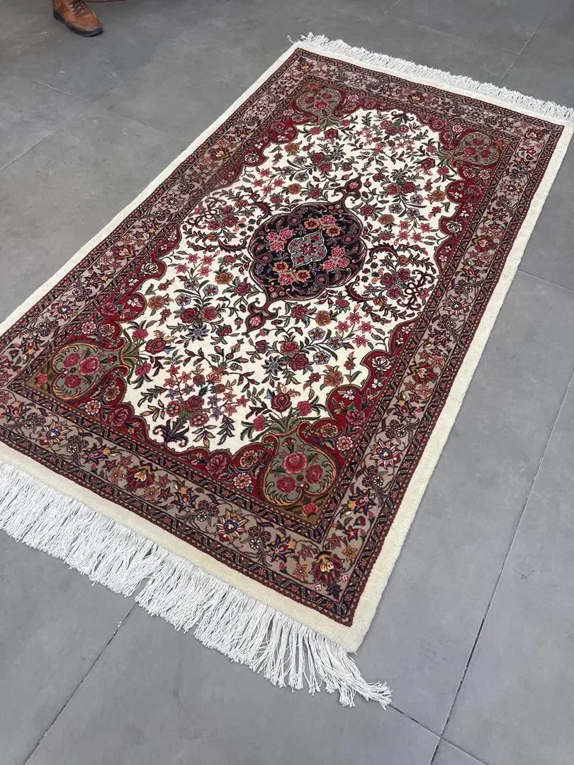 فرش دستباف (بساک) ۲ متری بیجار ۵۰ رج گل ابریشم|فرش|مشکیندشت, |دیوار