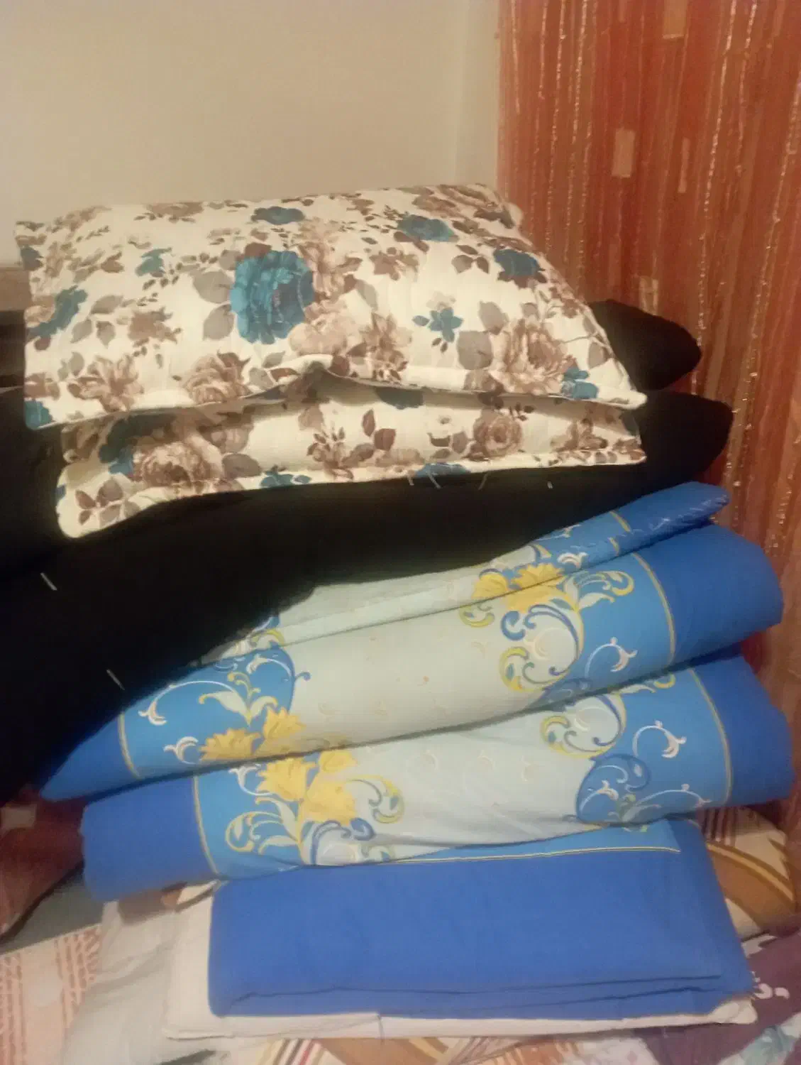 تشک. پتو.|رختخواب، بالش، پتو|مشهد, جاهد شهر|دیوار