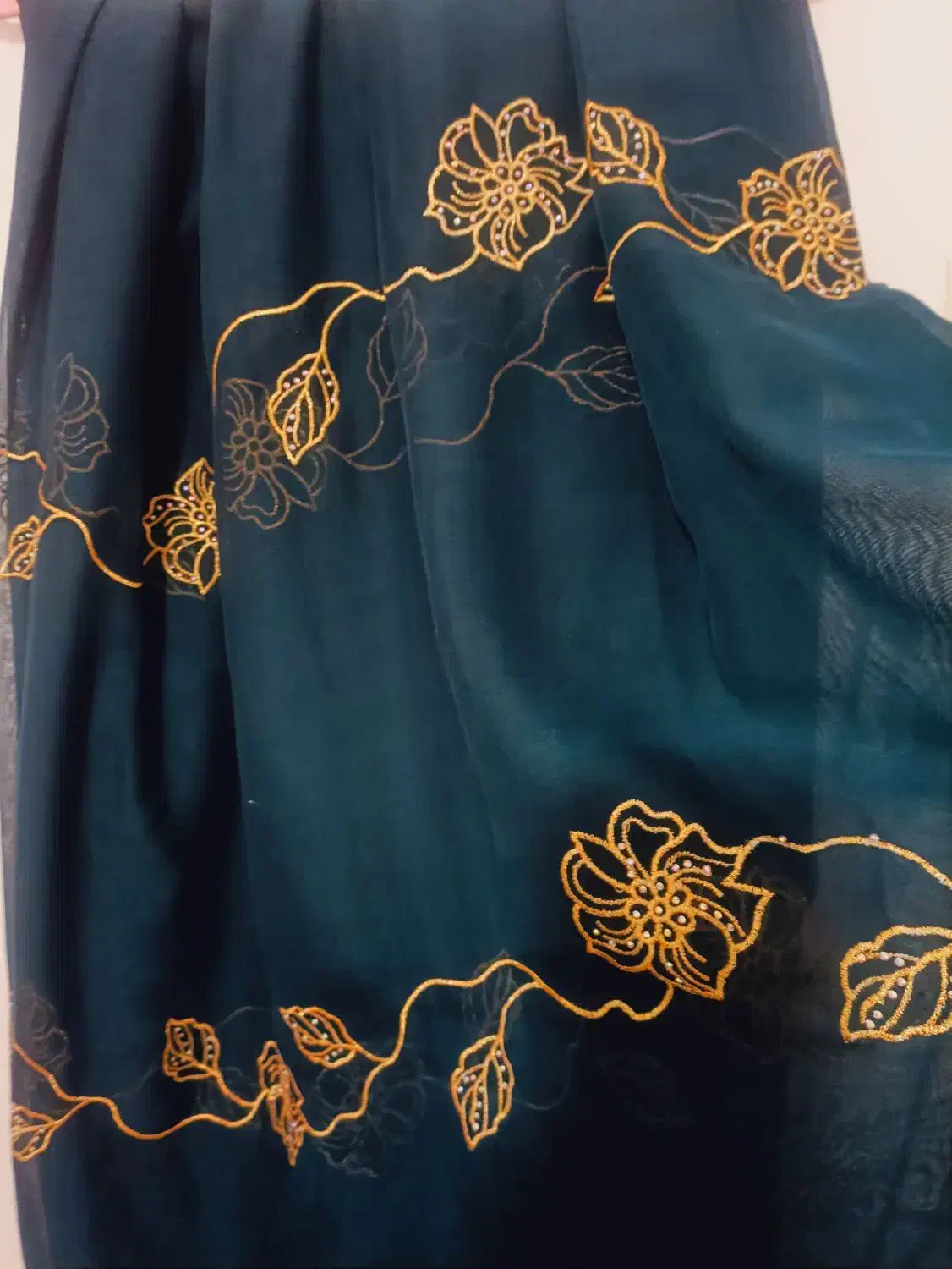 چادر کارشده با گلابتون ونگین|لباس|میناب, |دیوار