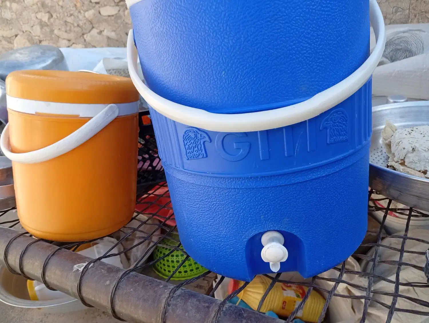 کلمن|ظروف نگهدارنده، پلاستیکی، یک‌بارمصرف|چگنی, |دیوار