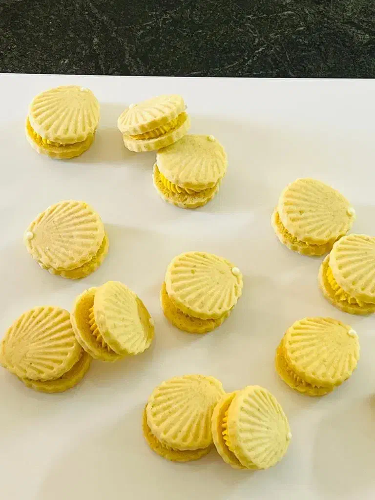 آموزش حضوری ۱۰ مدل شیرینی کرمدار مدرن در کرمان|خدمات آموزشی|کرمان, |دیوار