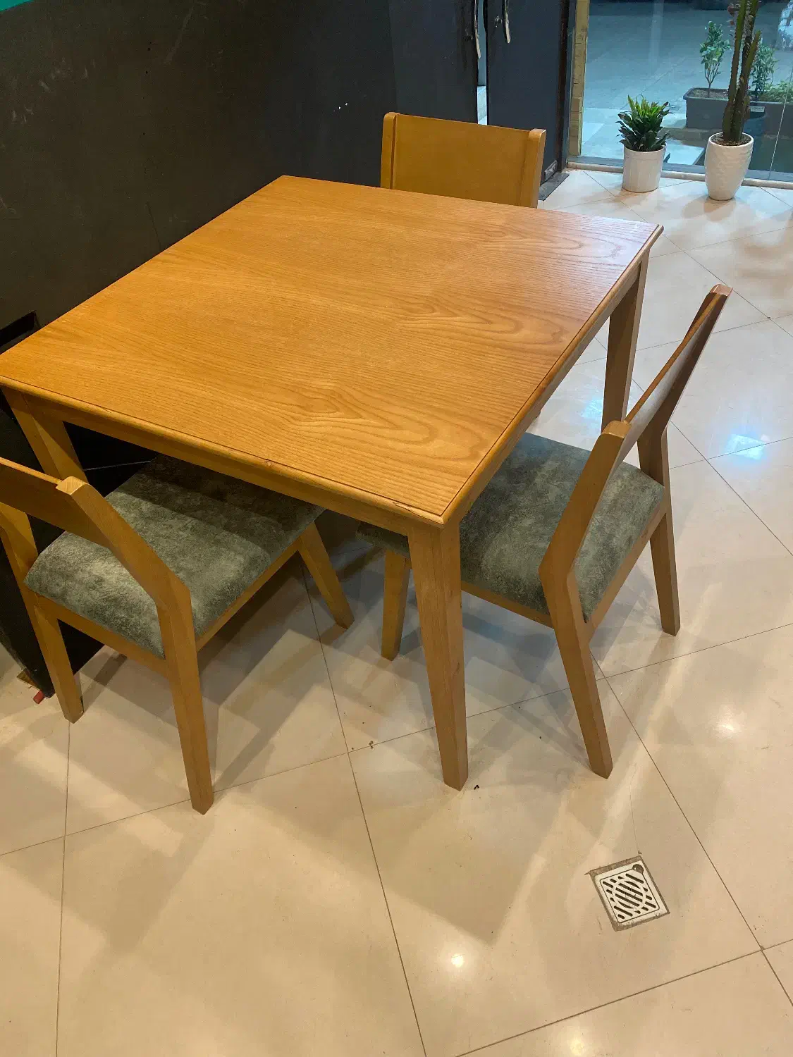 میز و صندلی سه نفره چوب در حد نو|میز و صندلی غذاخوری|مشهد, چهارچشمه|دیوار