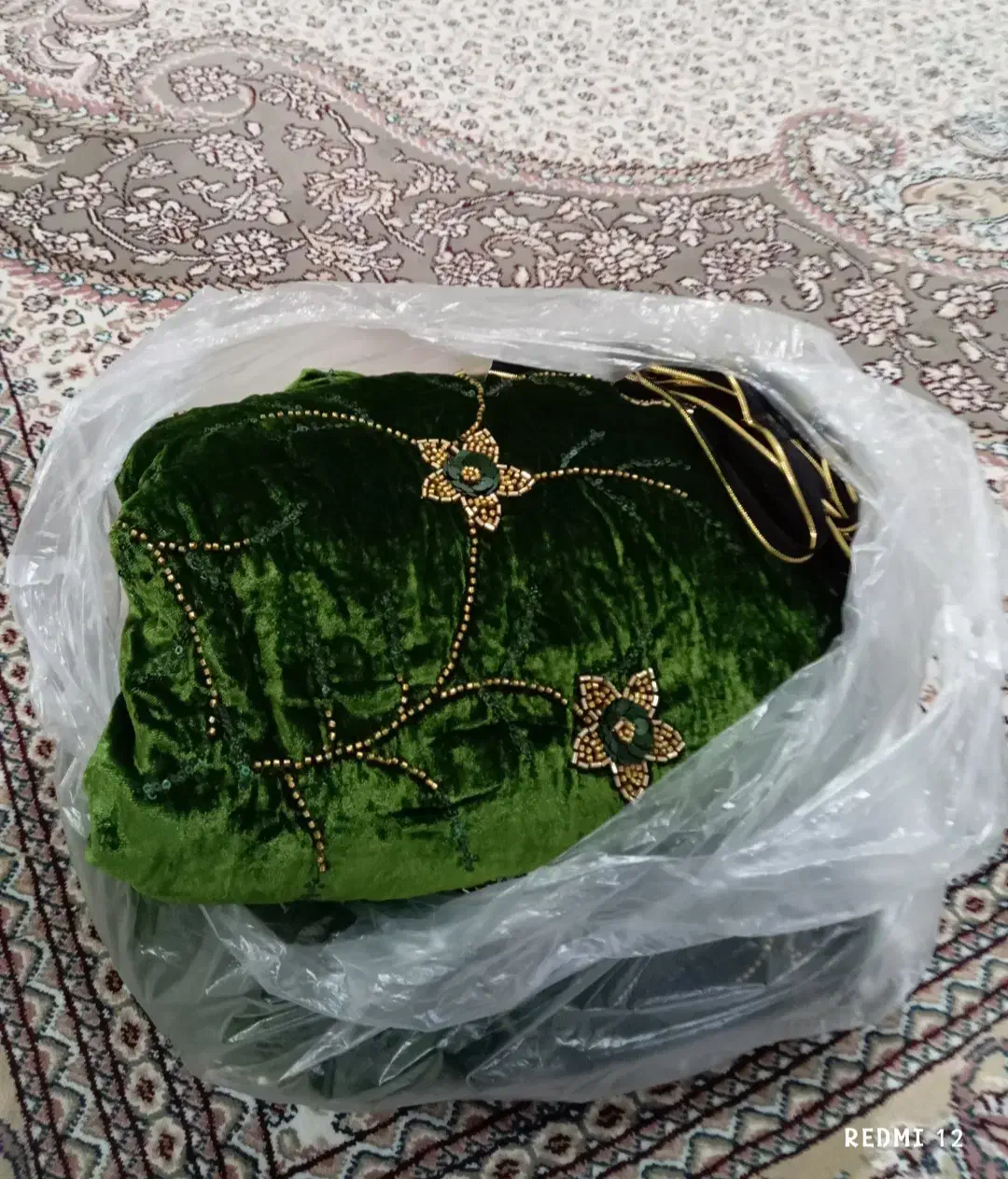 لباس ابریشم نو|لباس|یاسوج, |دیوار