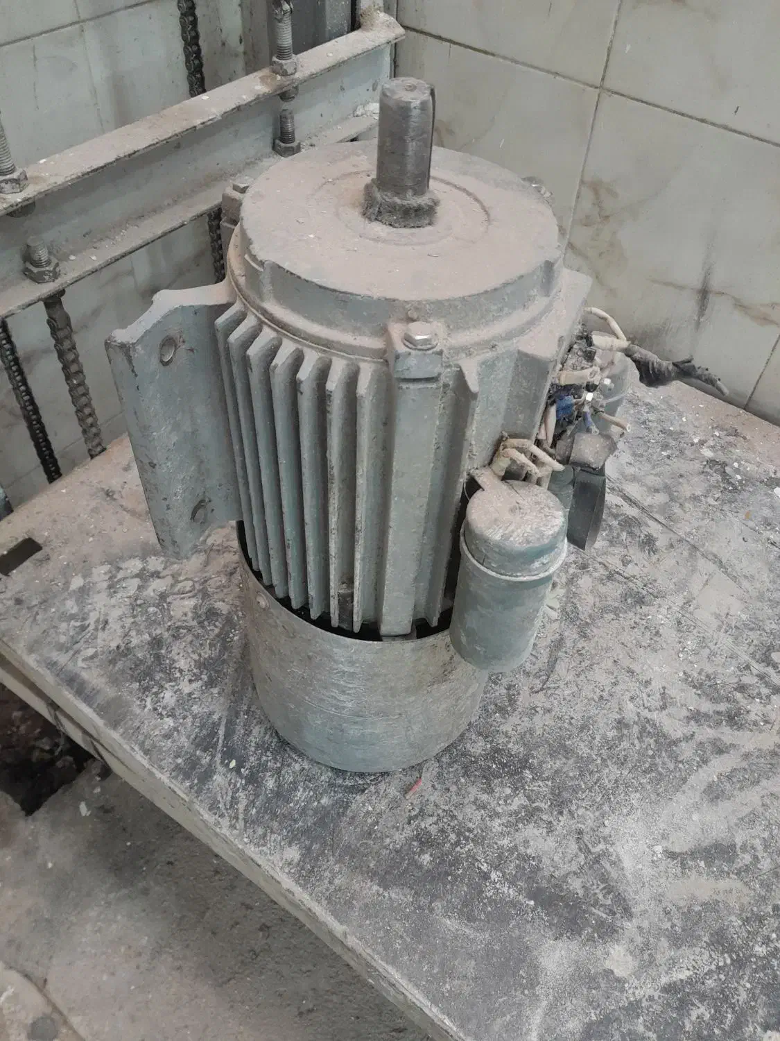 موتور بالابر و|ماشین‌آلات صنعتی|بروجن, |دیوار