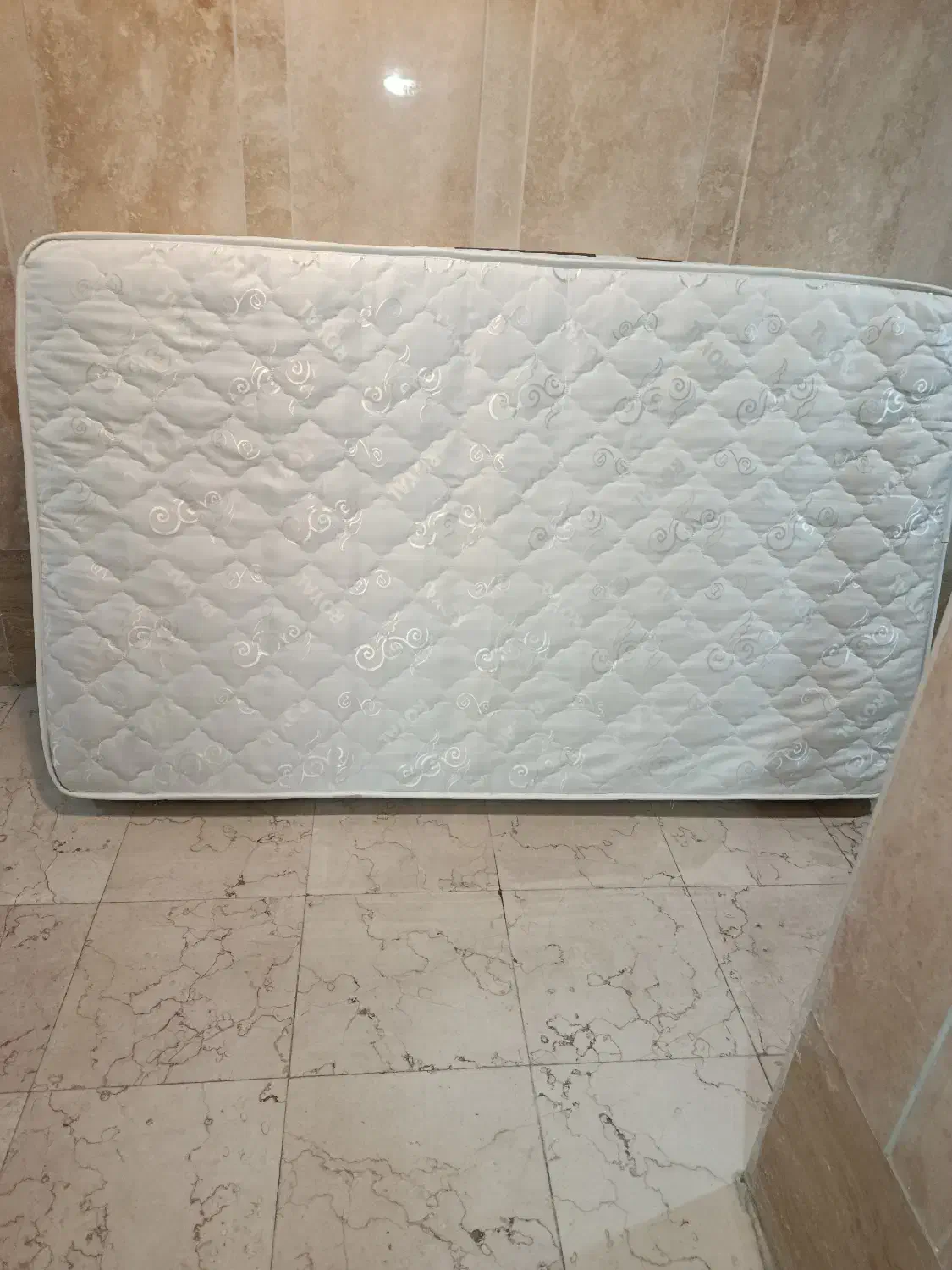 تشک تخت بسیار سالم وتمیز|تشک تختخواب|گرمسار, |دیوار