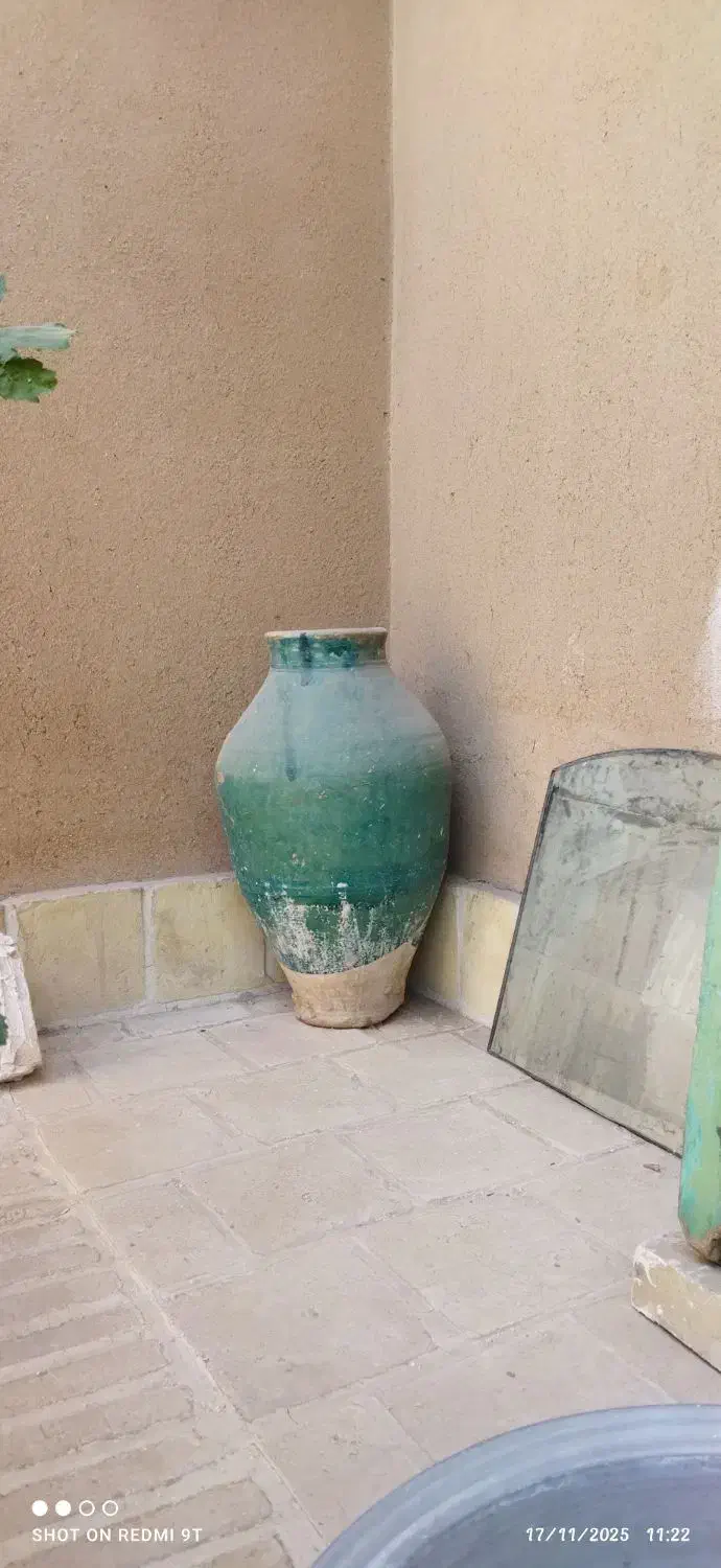 خمره یا کوزه|کلکسیون اشیاء عتیقه|یزد, |دیوار