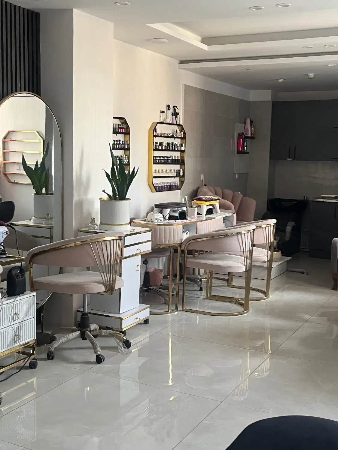 اجاره اتاق ۱۲متری واستخدام مژه کار وناخنکارحرفه ای|استخدام درمانی، زیبایی، بهداشتی|شهریار, شهریار|دیوار