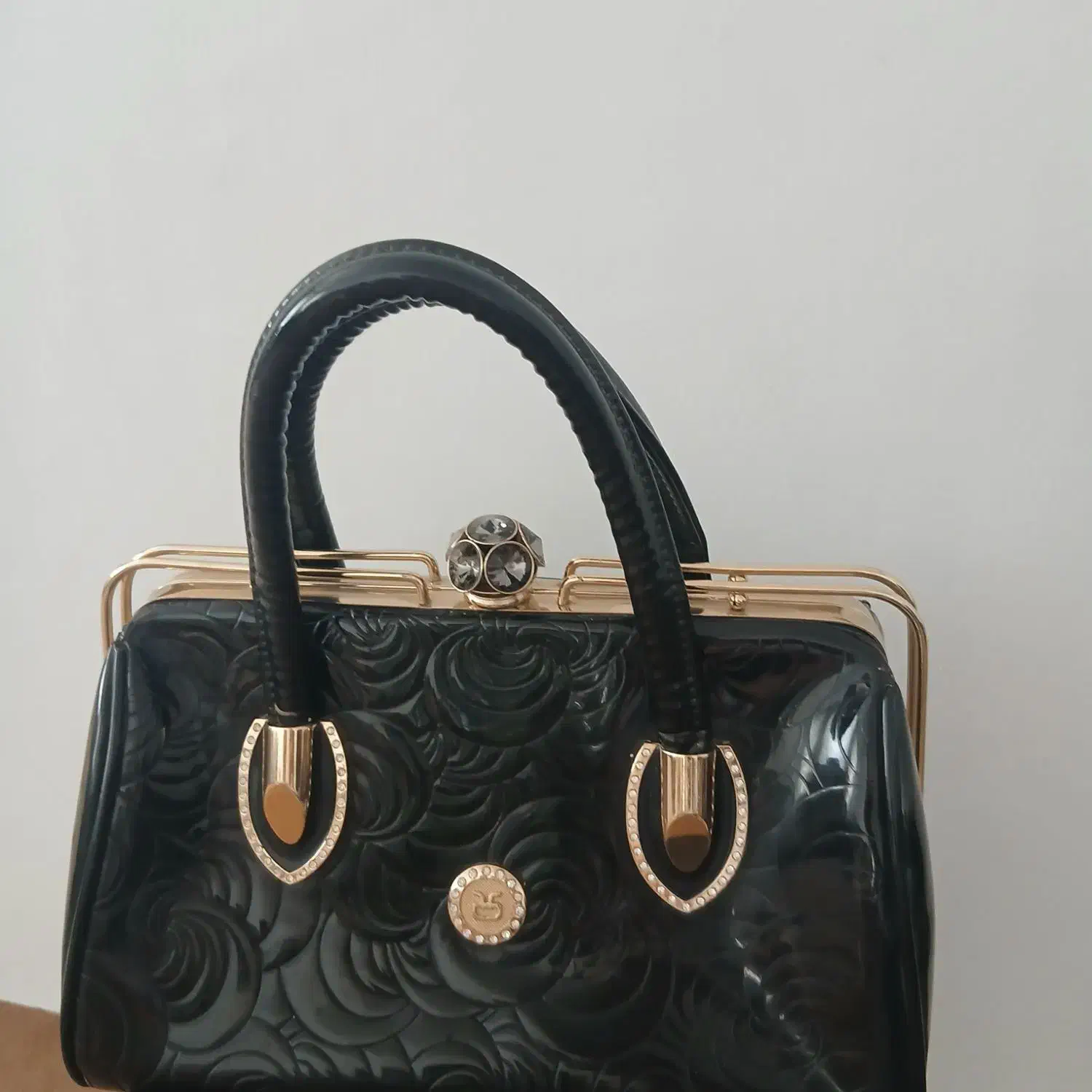 کیف مجلسی|کیف، کفش، کمربند|اقبالیه, |دیوار