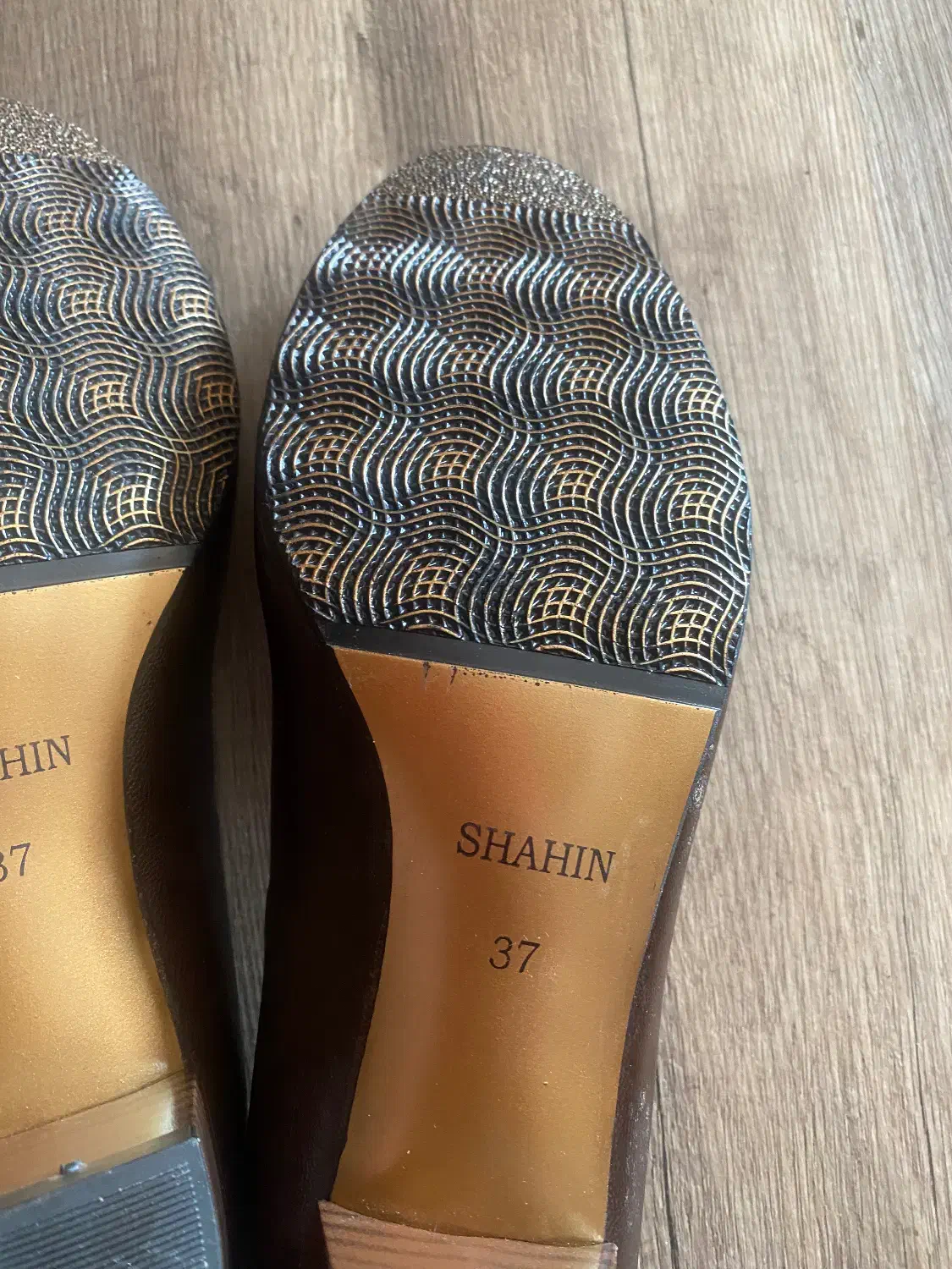 کفش|کیف، کفش، کمربند|اصفهان, هوانیروز|دیوار