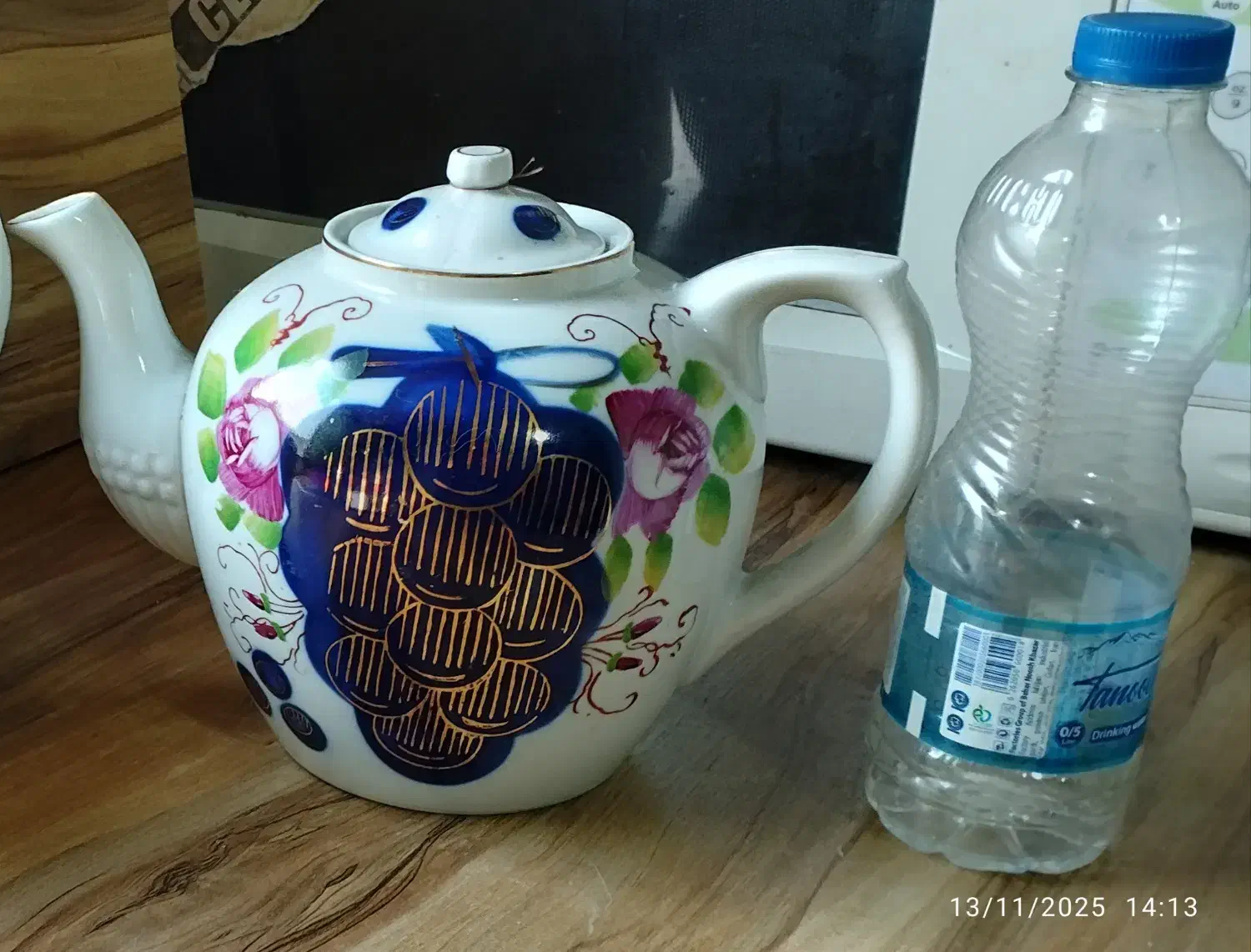 قوری قدیمی|کلکسیون اشیاء عتیقه|رشت, پیرسرا|دیوار