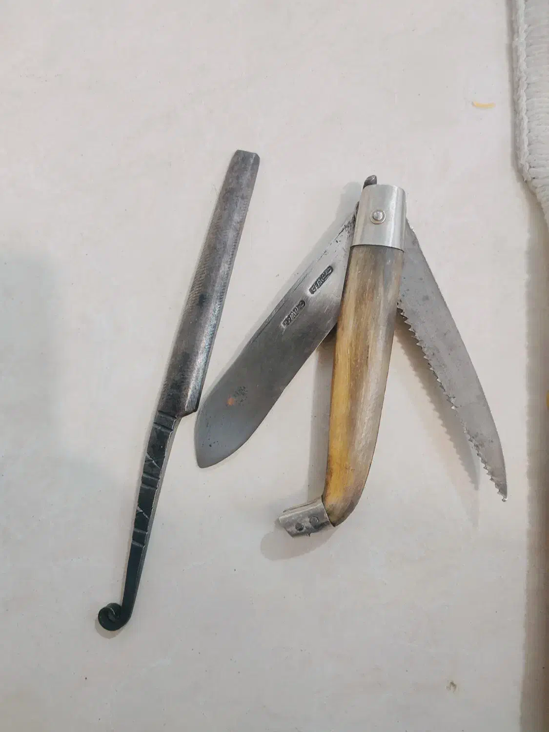 چاقو حسینعلی میرعباسی|کلکسیون اشیاء عتیقه|اصفهان, فیض|دیوار