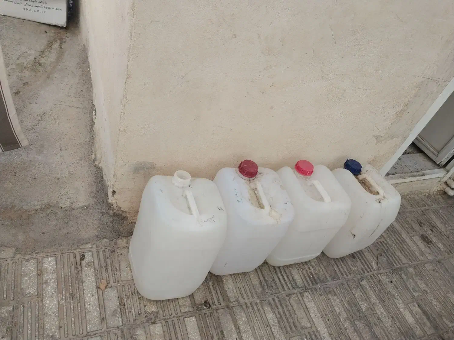 گالن خالی|ظروف نگهدارنده، پلاستیکی، یکبارمصرف|کاشان, راوند|دیوار