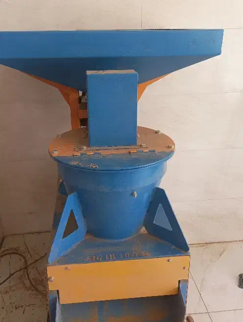 کارگاه بادام شکنی و فرآوری بادام|خدمات پیشه و مهارت|بن, |دیوار