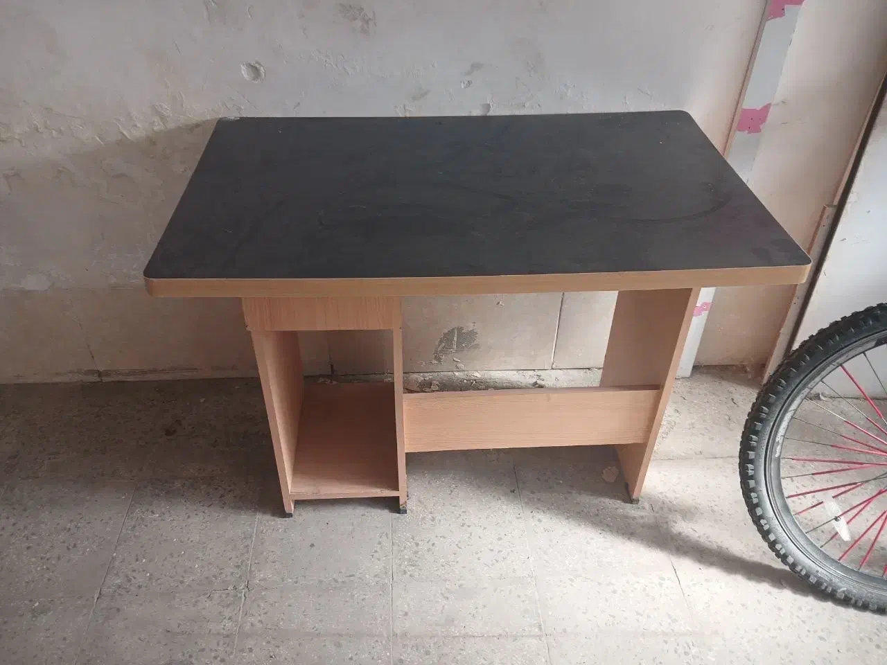 میز کامپیوتر کاملا سالم درحد نو|میز تحریر و کامپیوتر|ملایر, |دیوار