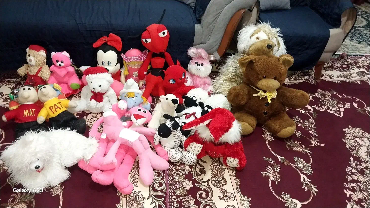 تعدادی عروسک|اسباببازی بچه|اندیشه, اندیشه فاز ۳|دیوار