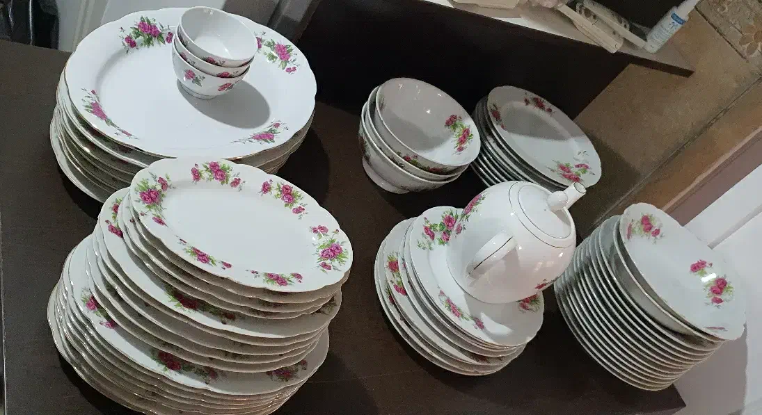 چینی گل سرخ|ظروف سرو و پذیرایی|قم, سالاریه|دیوار