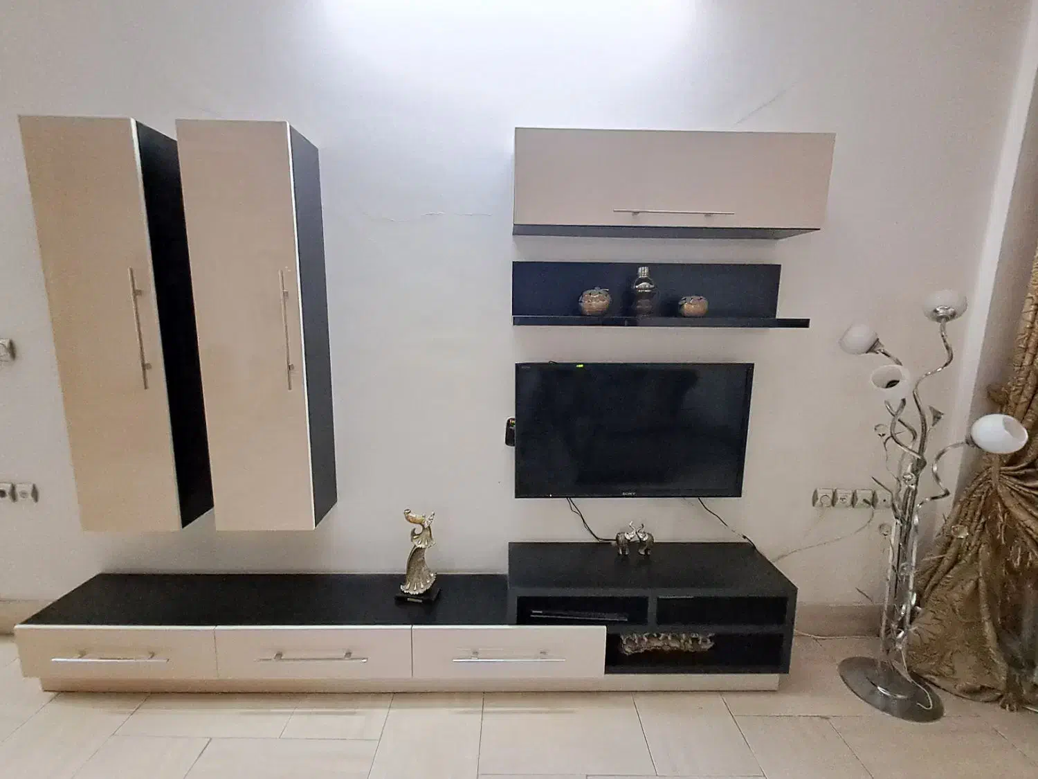 میز تی وی|میز تلویزیون|نیشابور, دارایی|دیوار