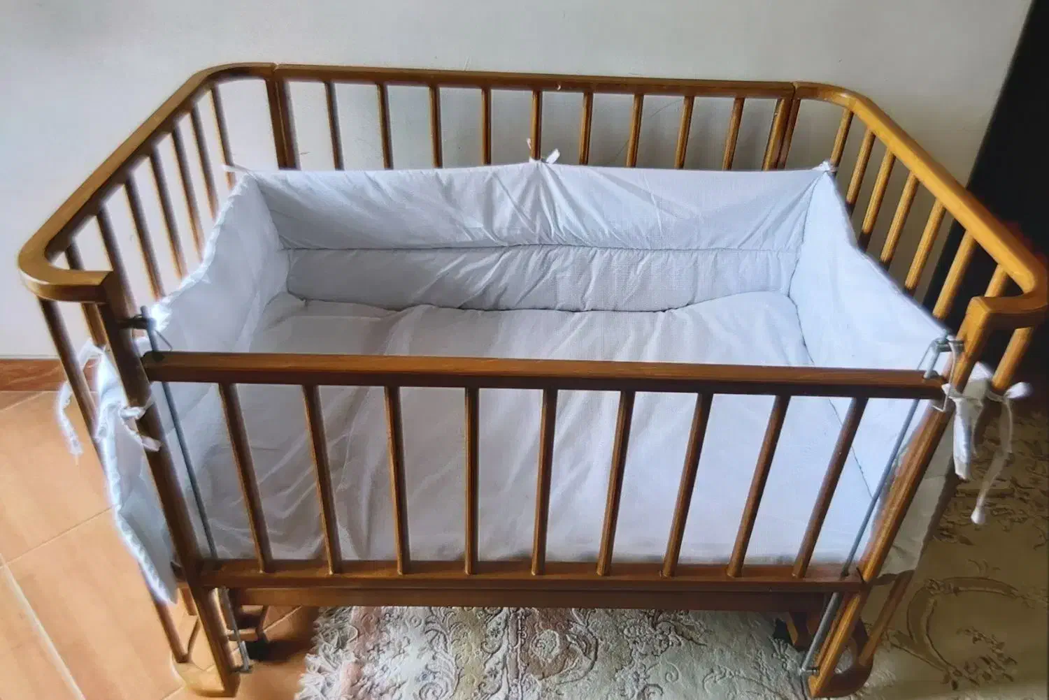 تخت|تخت و صندلی بچه|پره‌سر, |دیوار