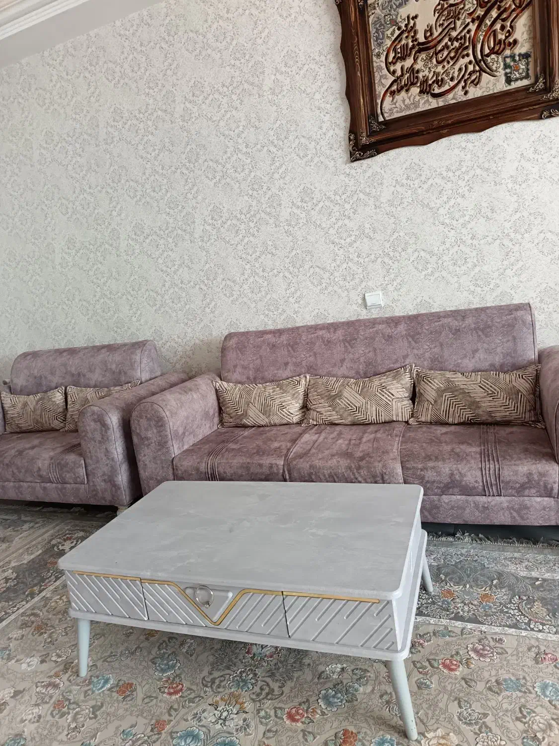 مبل راحتی شیک همراه باچهار عسلی|مبلمان خانگی و میز عسلی|میانه, |دیوار