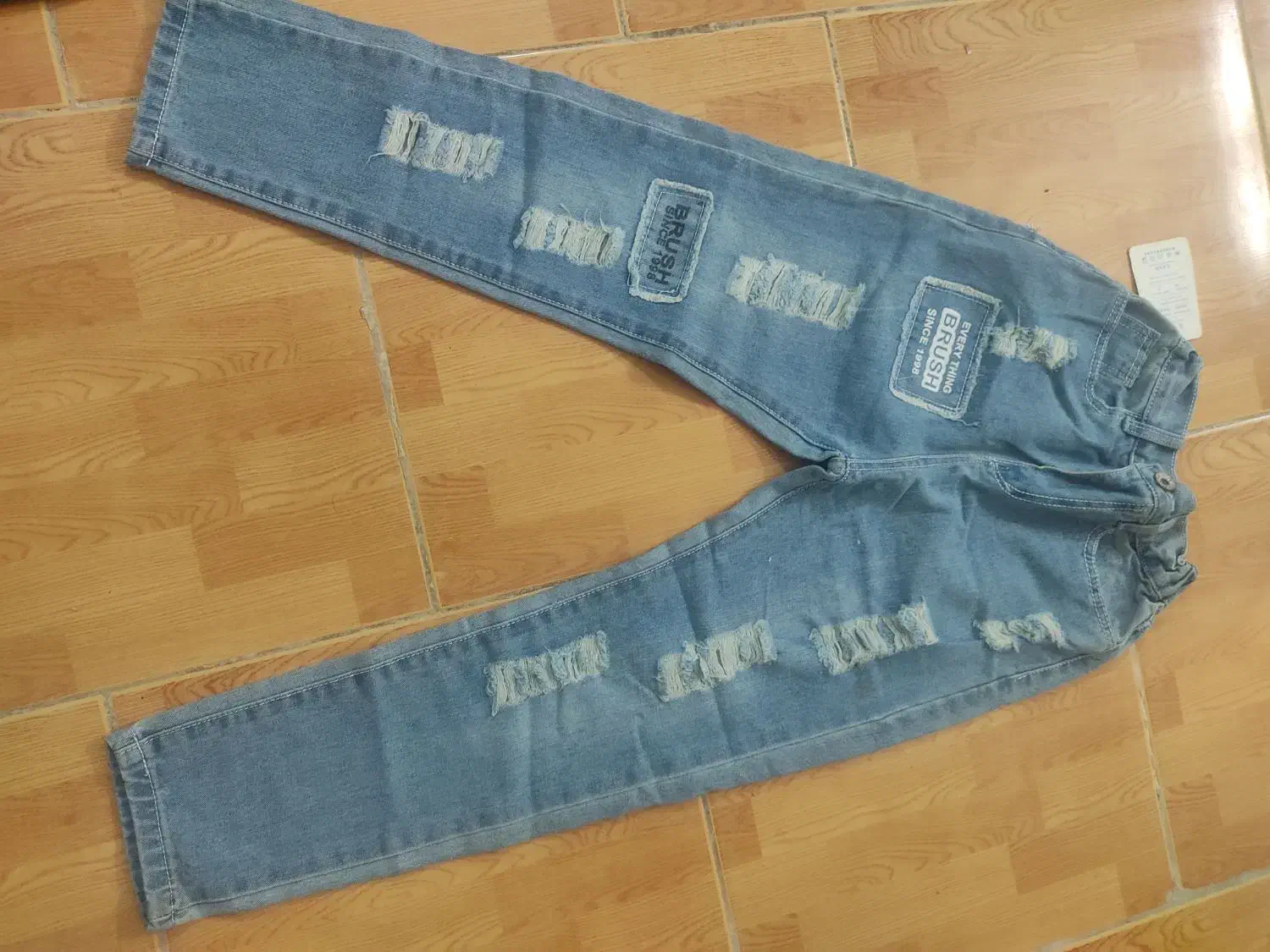 تعدادی لباس به علت جمع آوری مغازه|لباس|رشت, بازار|دیوار